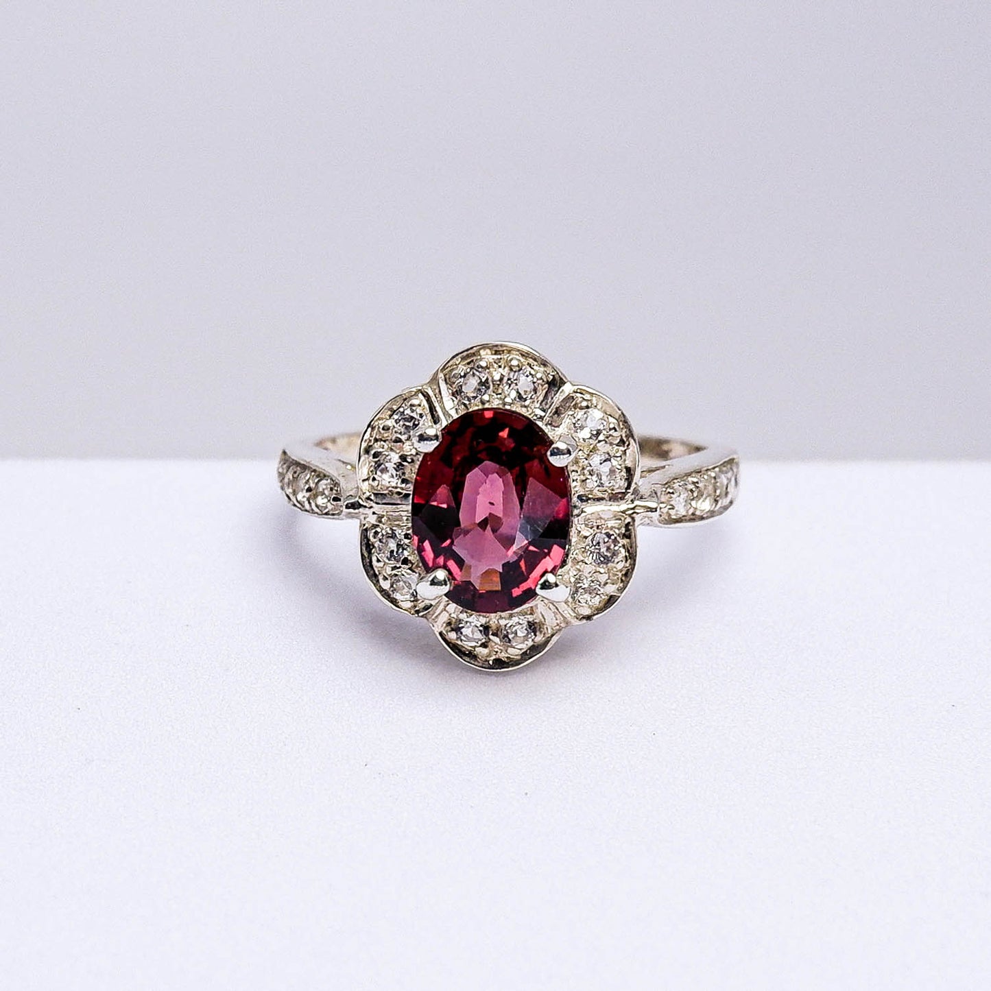 แหวนเงินแท้ 925 ฝังพลอย โรโดไลท์ (Rhodolite) + ไวท์โทพาส (whitetopaz)
