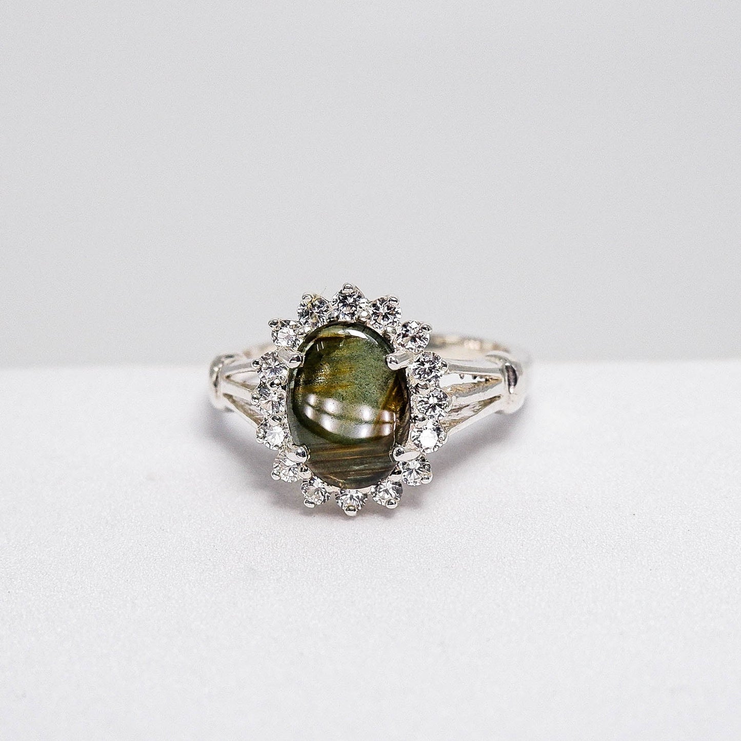แหวนเงินแท้ 925 ฝังพลอย สตาร์บางกะจะ (Black Star Sapphire) + เซอร์คอน (Zircon) - Thaigems