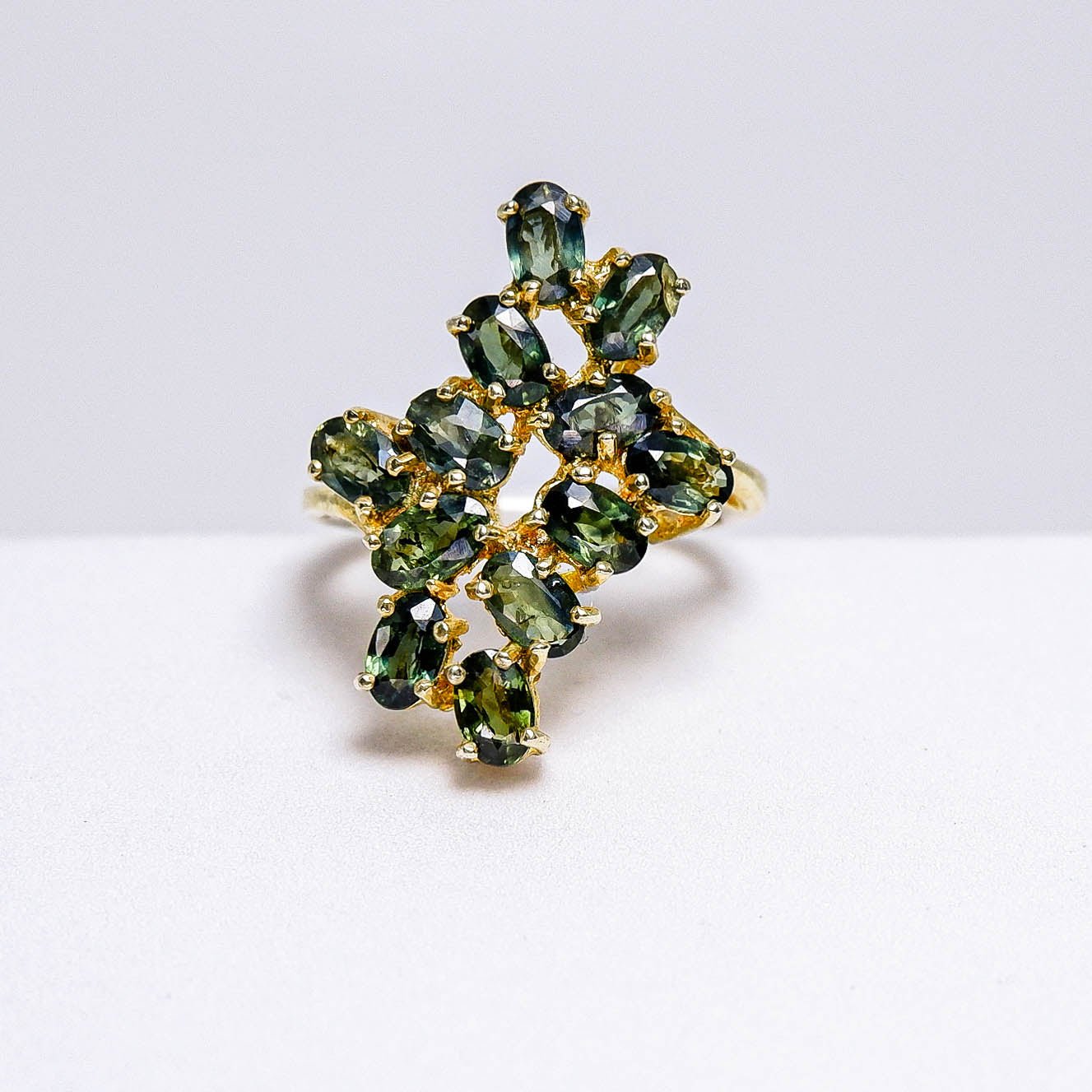 แหวนเงินแท้ 925 ฝังพลอย เขียวส่องบางกะจะ (greensapphire) - Thaigems
