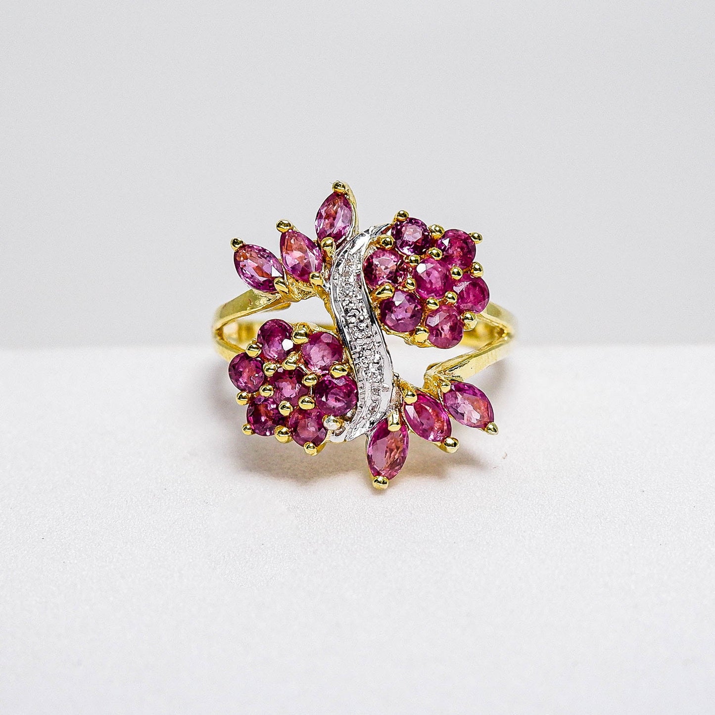 แหวนเงินแท้ 925 ฝังพลอย ทับทิมไทย (Ruby) + เซอร์คอน (Zircon) - Thaigems