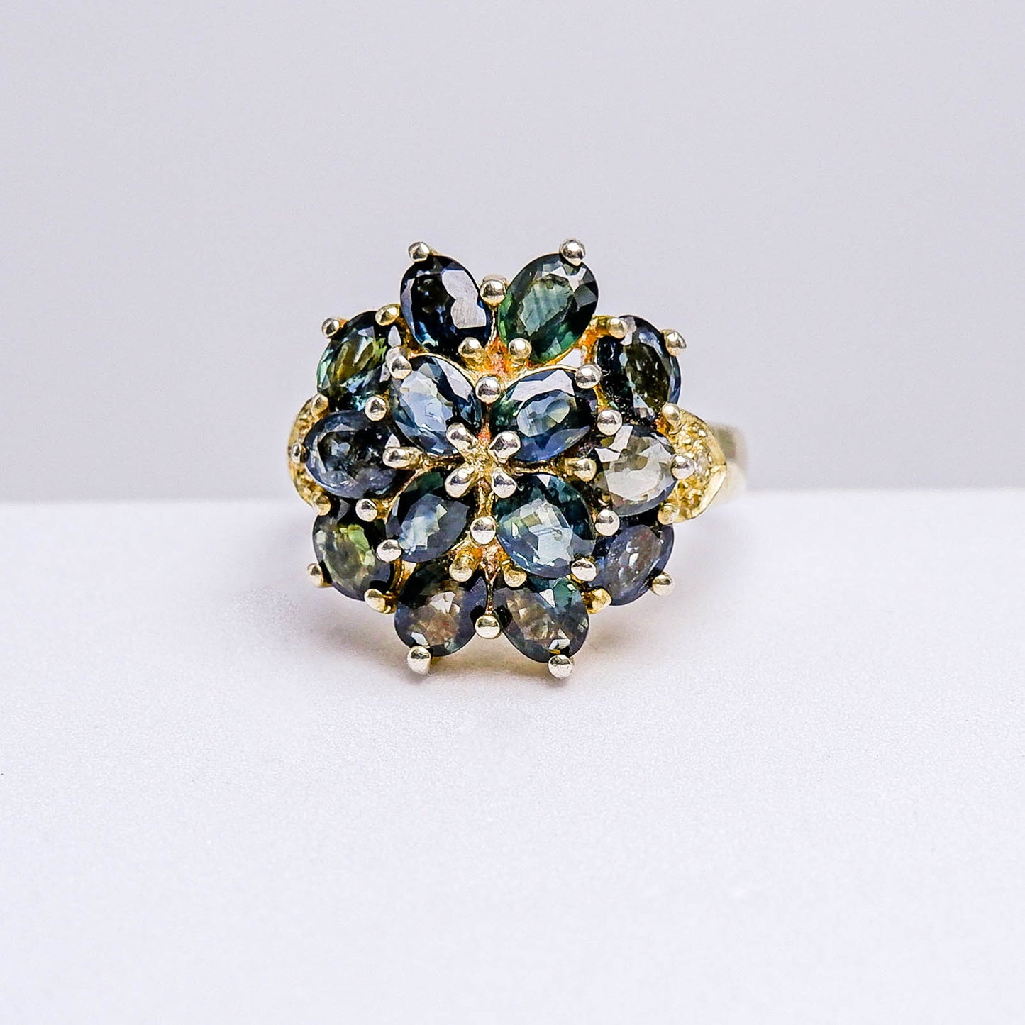 แหวนเงินแท้ 925 ฝังพลอย เขียวส่องบางกะจะ (green Sapphire) + เซอร์คอน (Zircon)