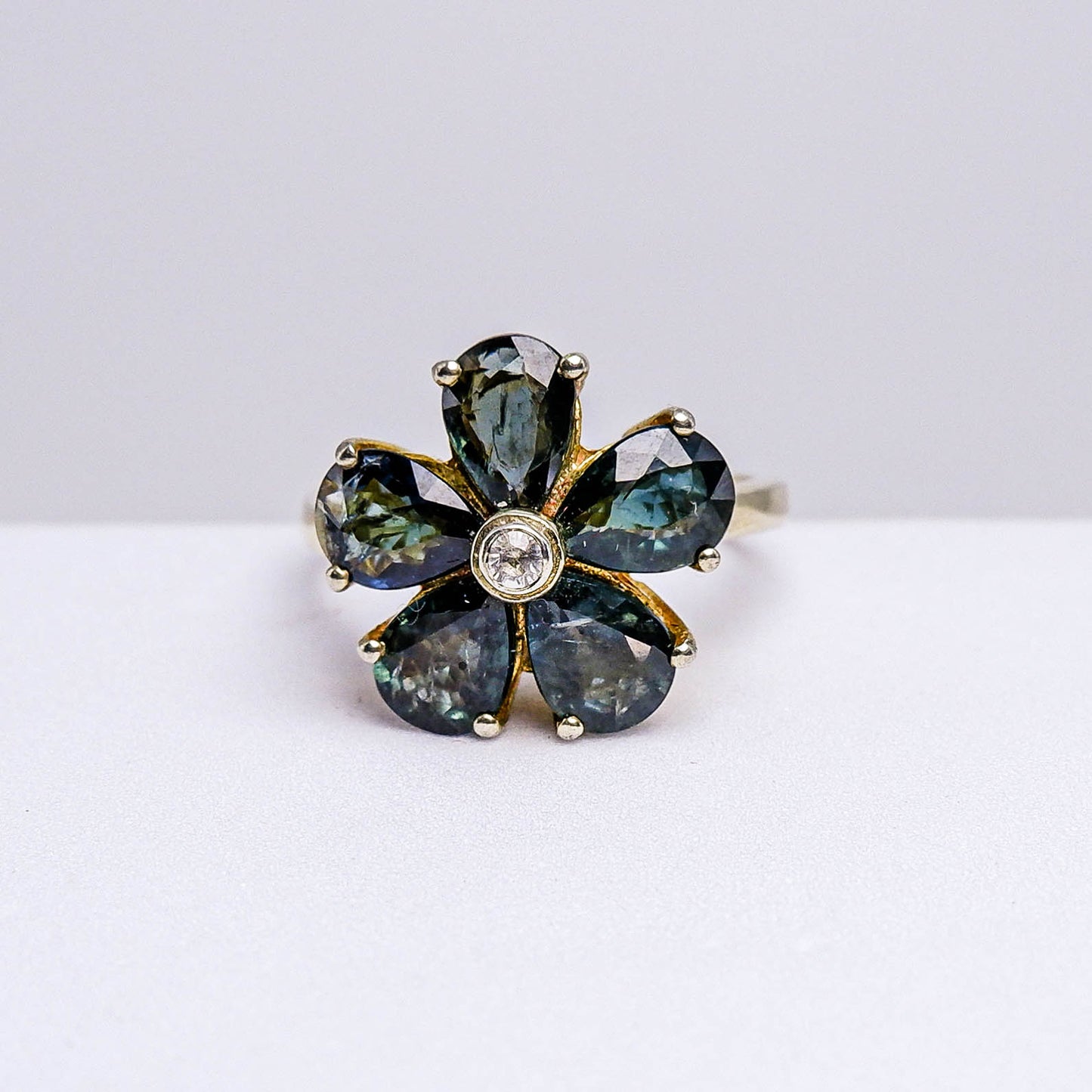 แหวนเงินแท้ 925 ฝังพลอย เขียวส่อง (ดิบ) (Unheated Green Sapphire) + ไวท์โทพาส (whitetopaz)
