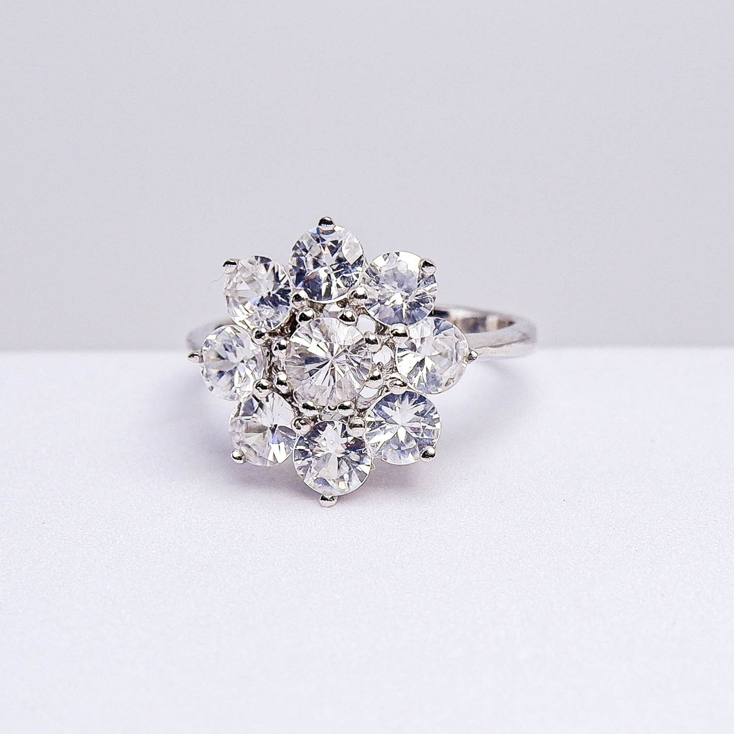 แหวนเงินแท้ 925 ฝังพลอย เพทายขาว (White Zircon)