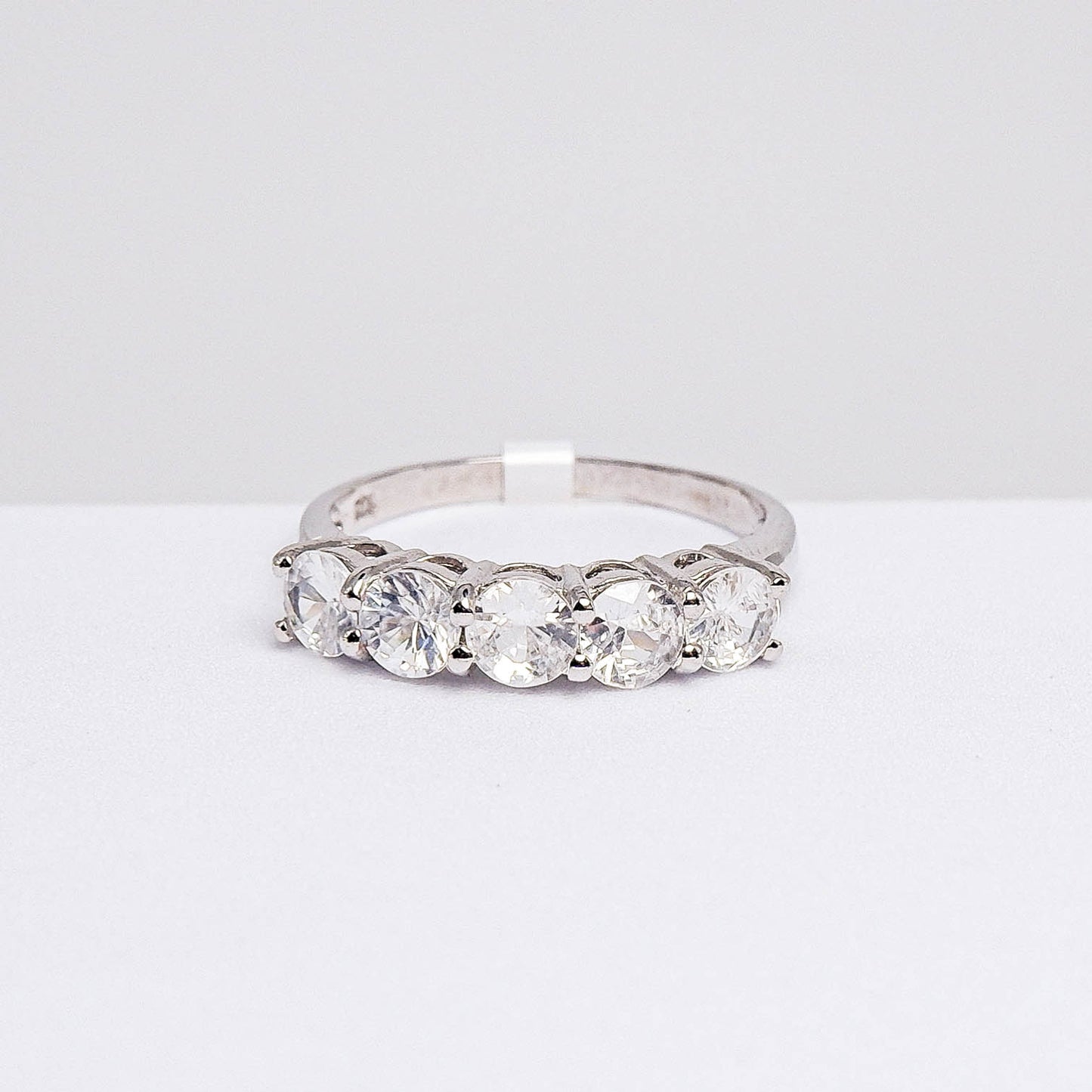 แหวนเงินแท้ 925 ฝังพลอย เพทายขาว (White Zircon)