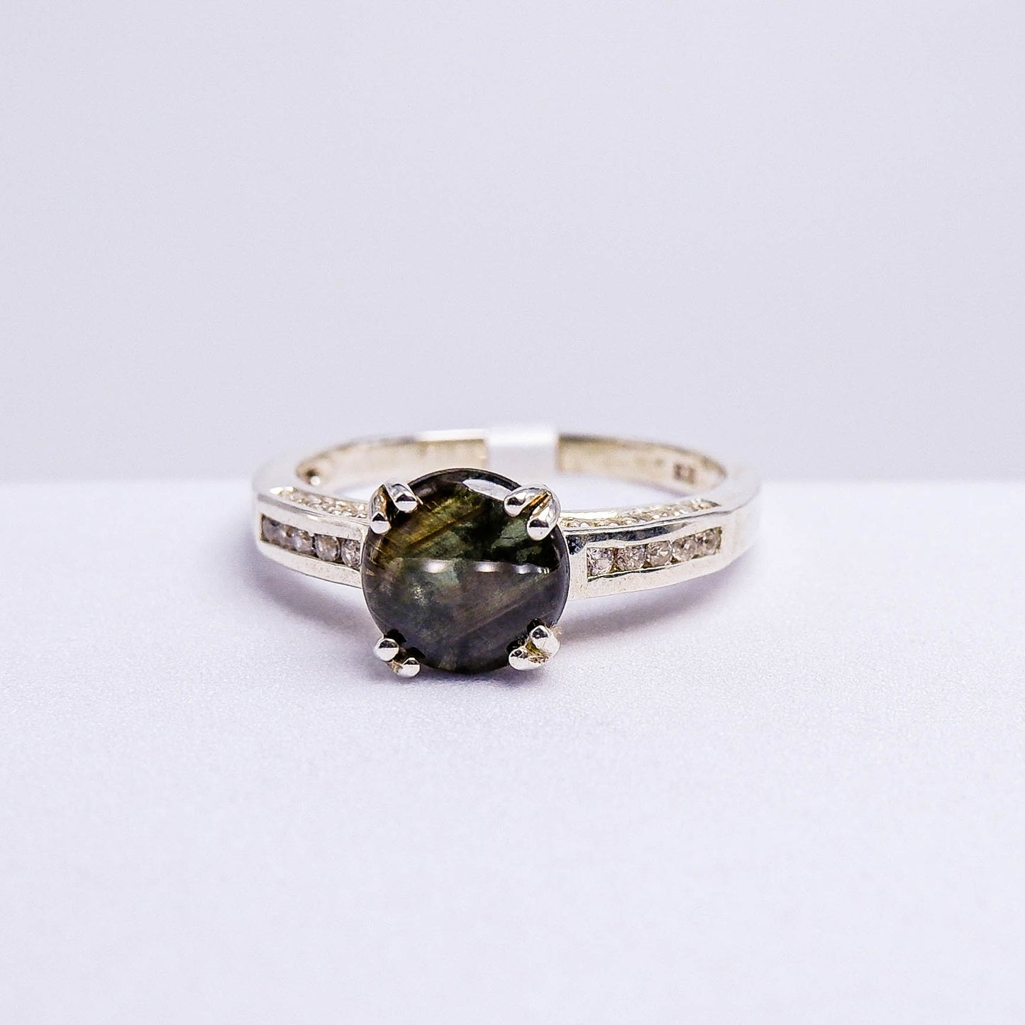 แหวนเงินแท้ 925 ฝังพลอย สตาร์ (Black Star Sapphire) + เซอร์คอน (Zircon)