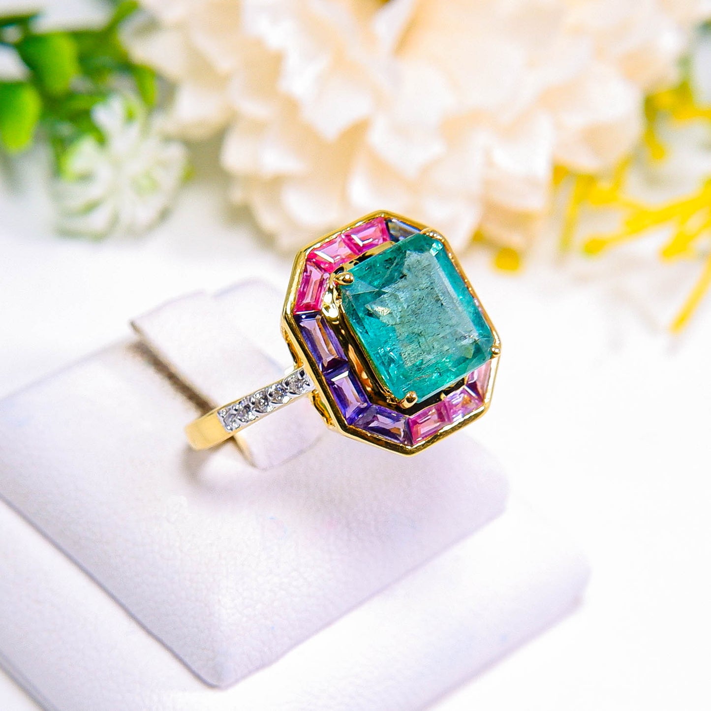 แหวนทอง9K ฝังพลอยมรกต(Emerald) + แฟนซีแซฟไฟร์(Fancy Sapphire) + เพชร(Diamond)