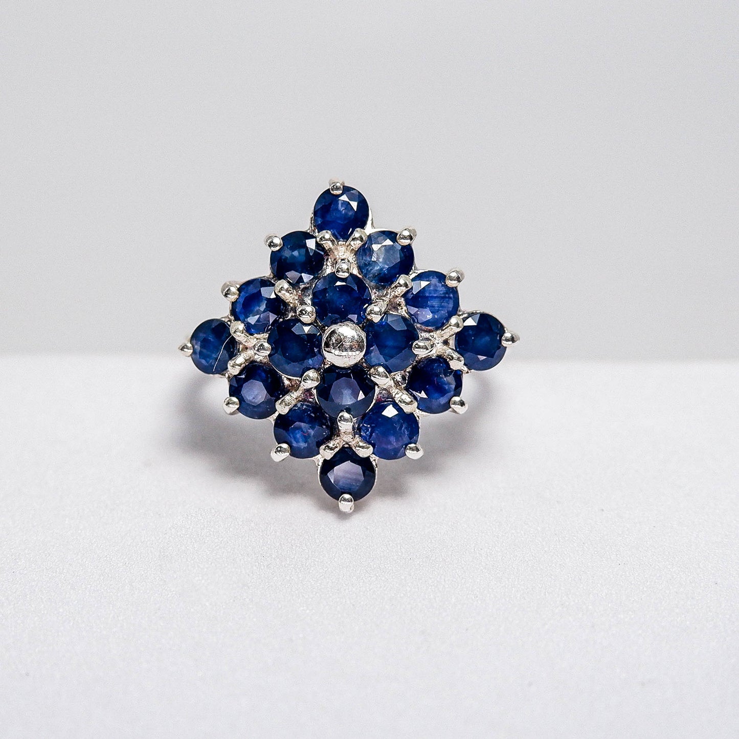 แหวนเงินแท้ 925 ฝังพลอย ไพลิน (Blue Sapphire) - Thaigems