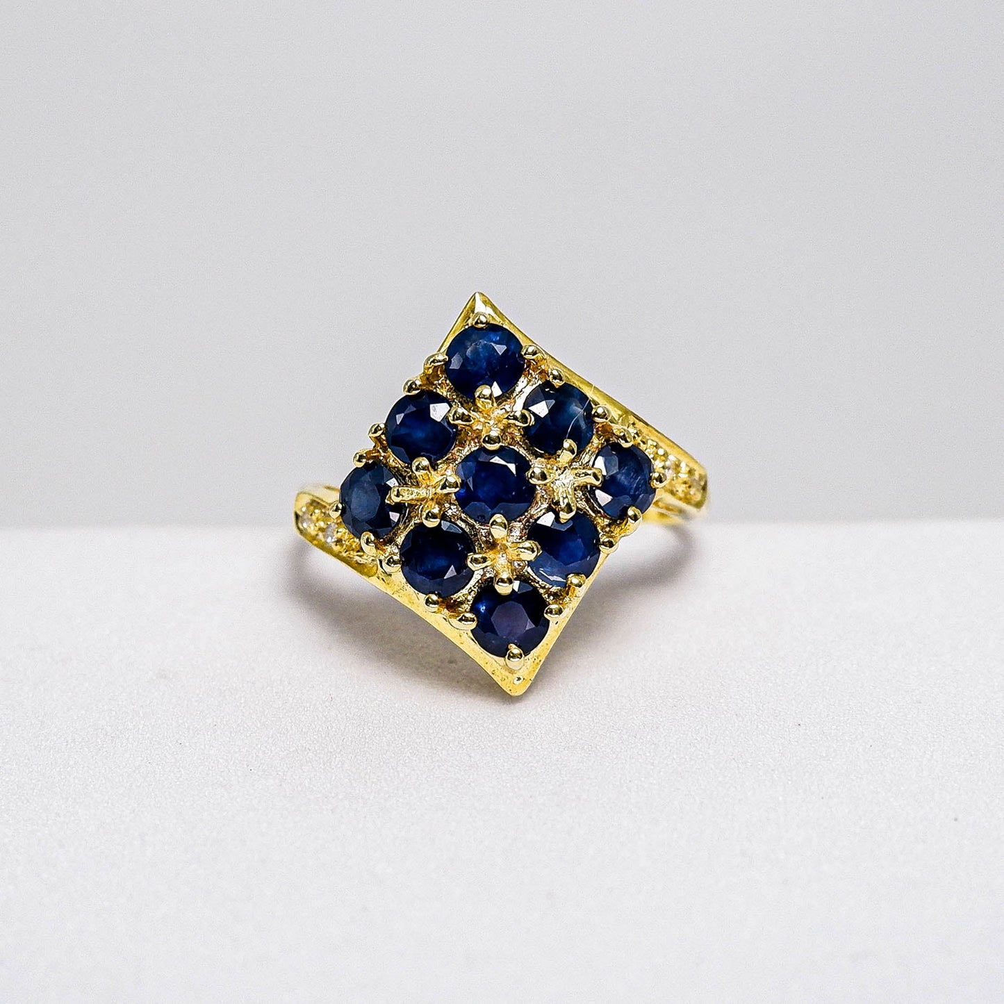 แหวนเงินแท้ 925 ฝังพลอย ไพลิน (Blue Sapphire) + เซอร์คอน (Zircon) - Thaigems