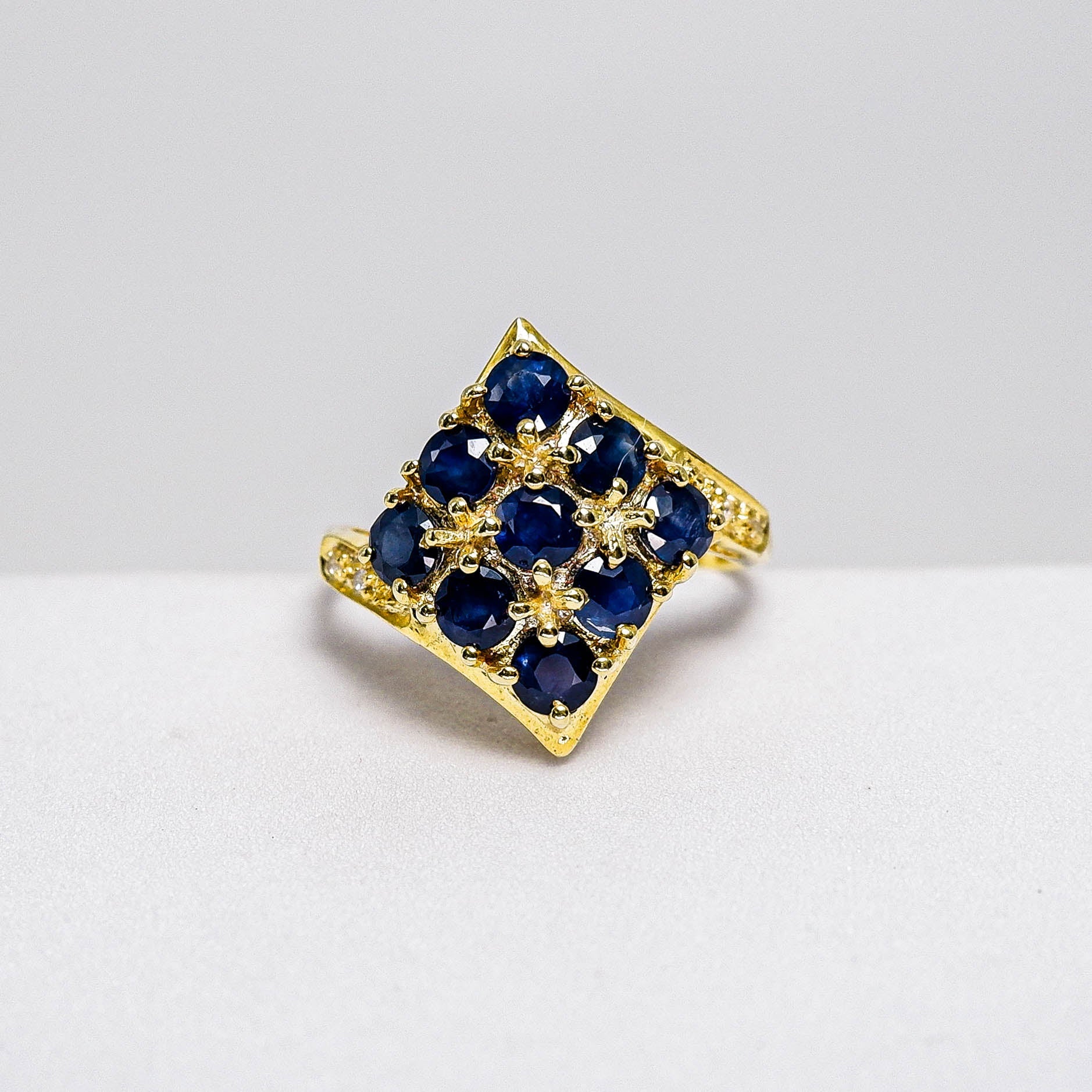 แหวนเงินแท้ 925 ฝังพลอย ไพลิน (Blue Sapphire) + เซอร์คอน (Zircon) - Thaigems