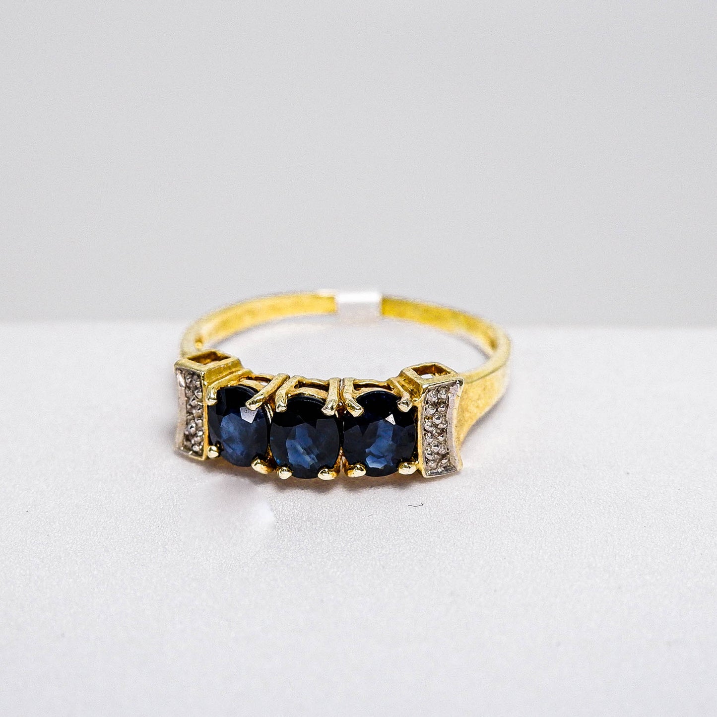 แหวนเงินแท้ 925 ฝังพลอย ไพลิน (Blue Sapphire) + เซอร์คอน (Zircon) - Thaigems