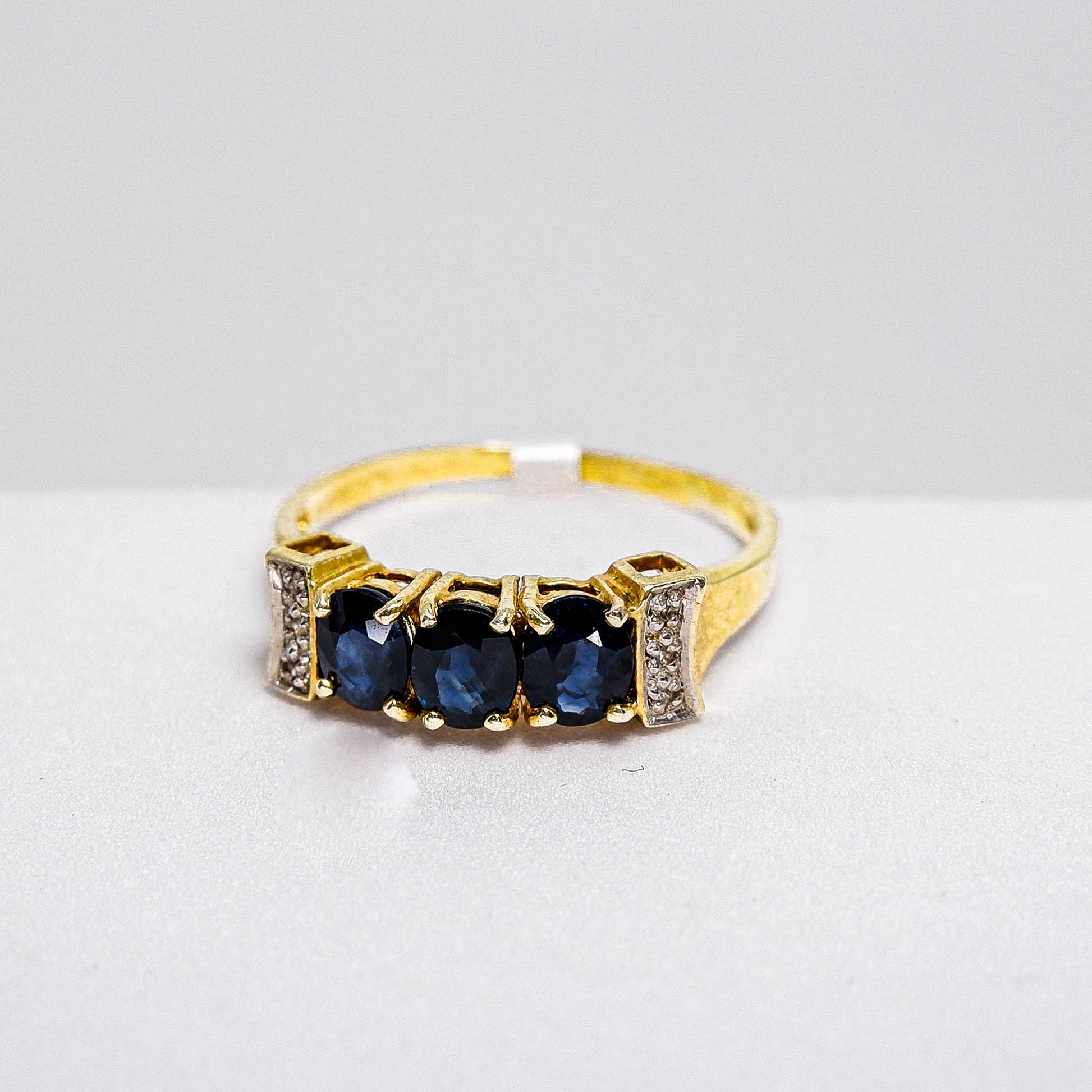 แหวนเงินแท้ 925 ฝังพลอย ไพลิน (Blue Sapphire) + เซอร์คอน (Zircon) - Thaigems