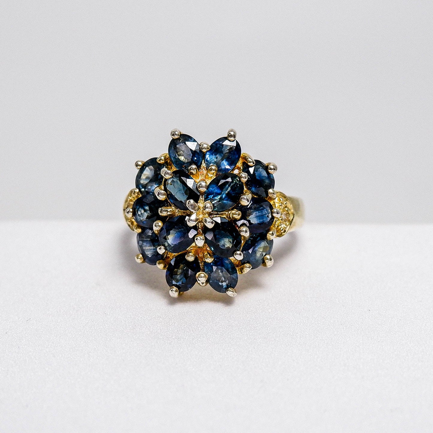 แหวนเงินแท้ 925 ฝังพลอย ไพลิน (Blue Sapphire) + เซอร์คอน (Zircon) - Thaigems