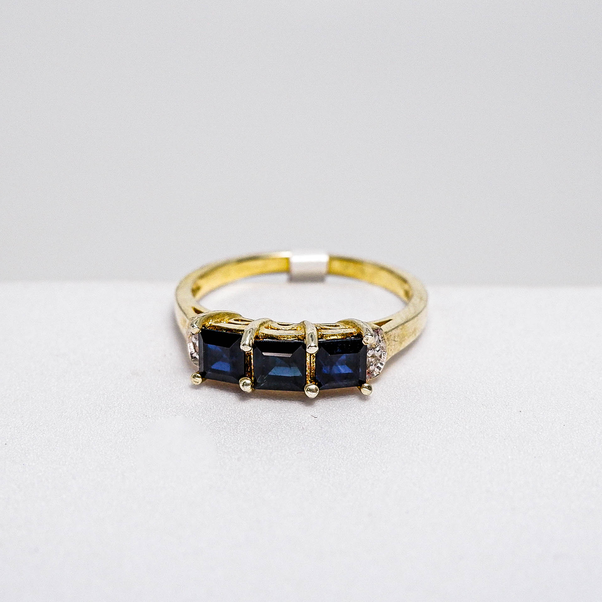 แหวนเงินแท้ 925 ฝังพลอย ไพลิน (Blue Sapphire) + เซอร์คอน (Zircon) - Thaigems