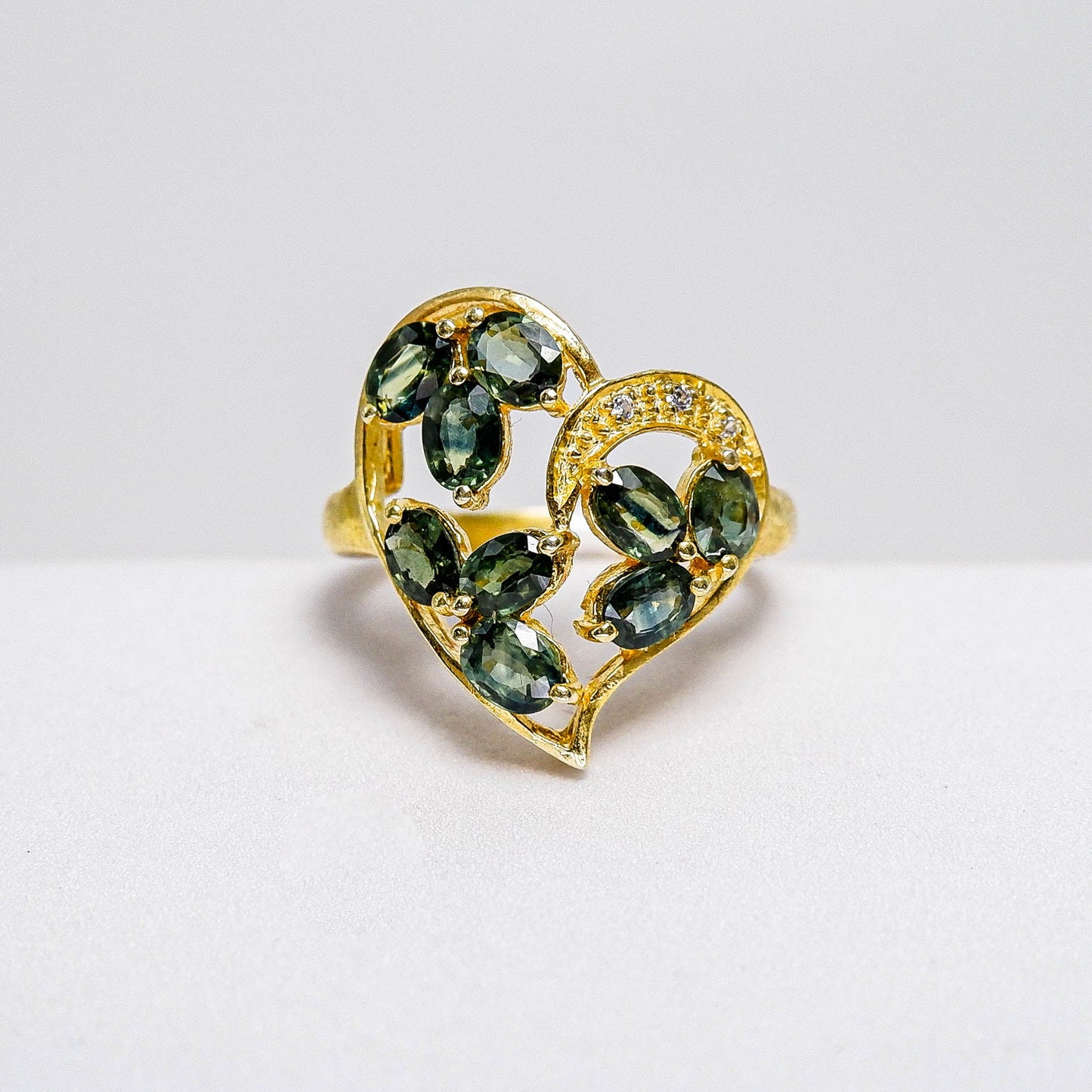 แหวนเงินแท้ 925 ฝังพลอย เขียวส่อง (greensapphire) + เซอร์คอน (Zircon) - Thaigems