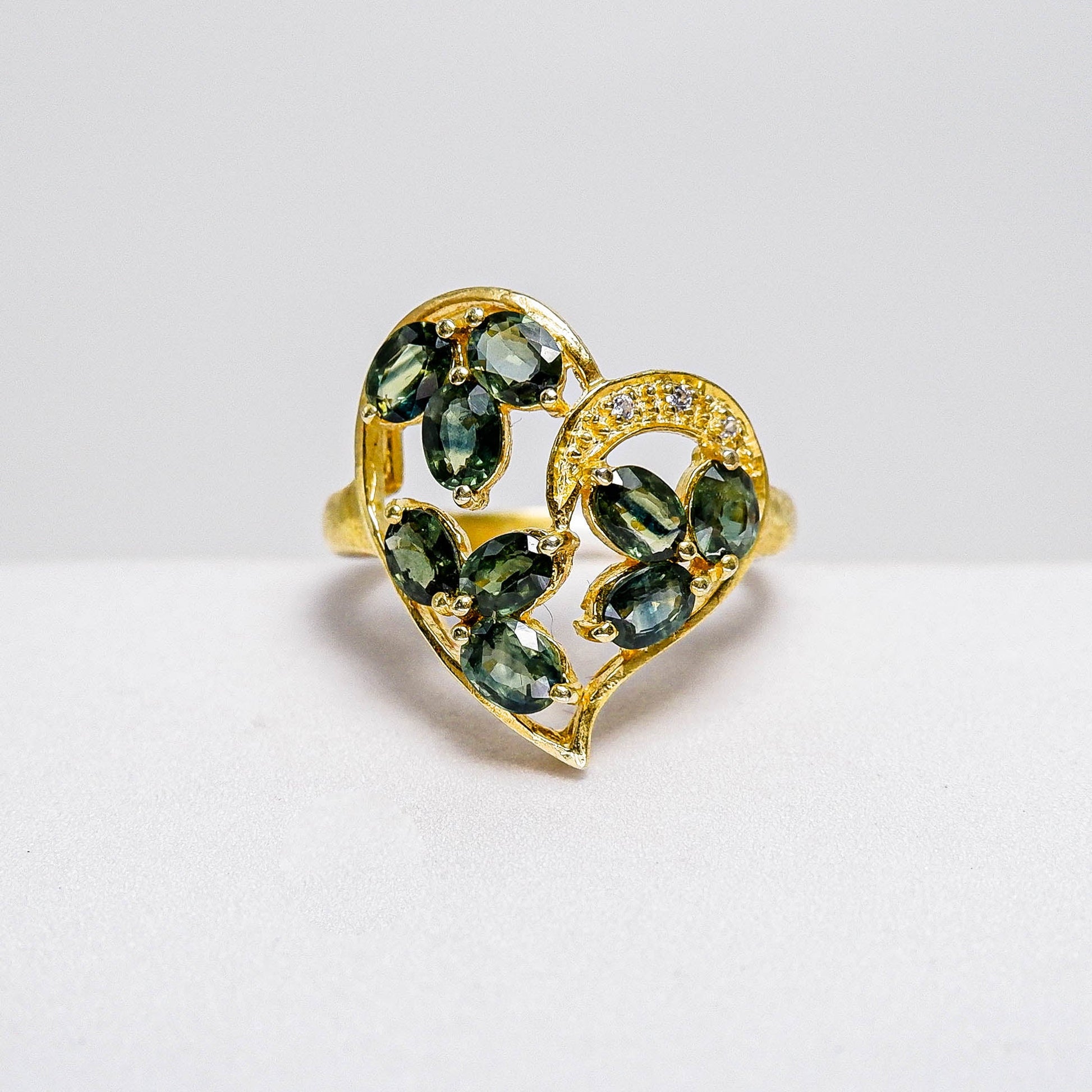 แหวนเงินแท้ 925 ฝังพลอย เขียวส่อง (greensapphire) + เซอร์คอน (Zircon) - Thaigems