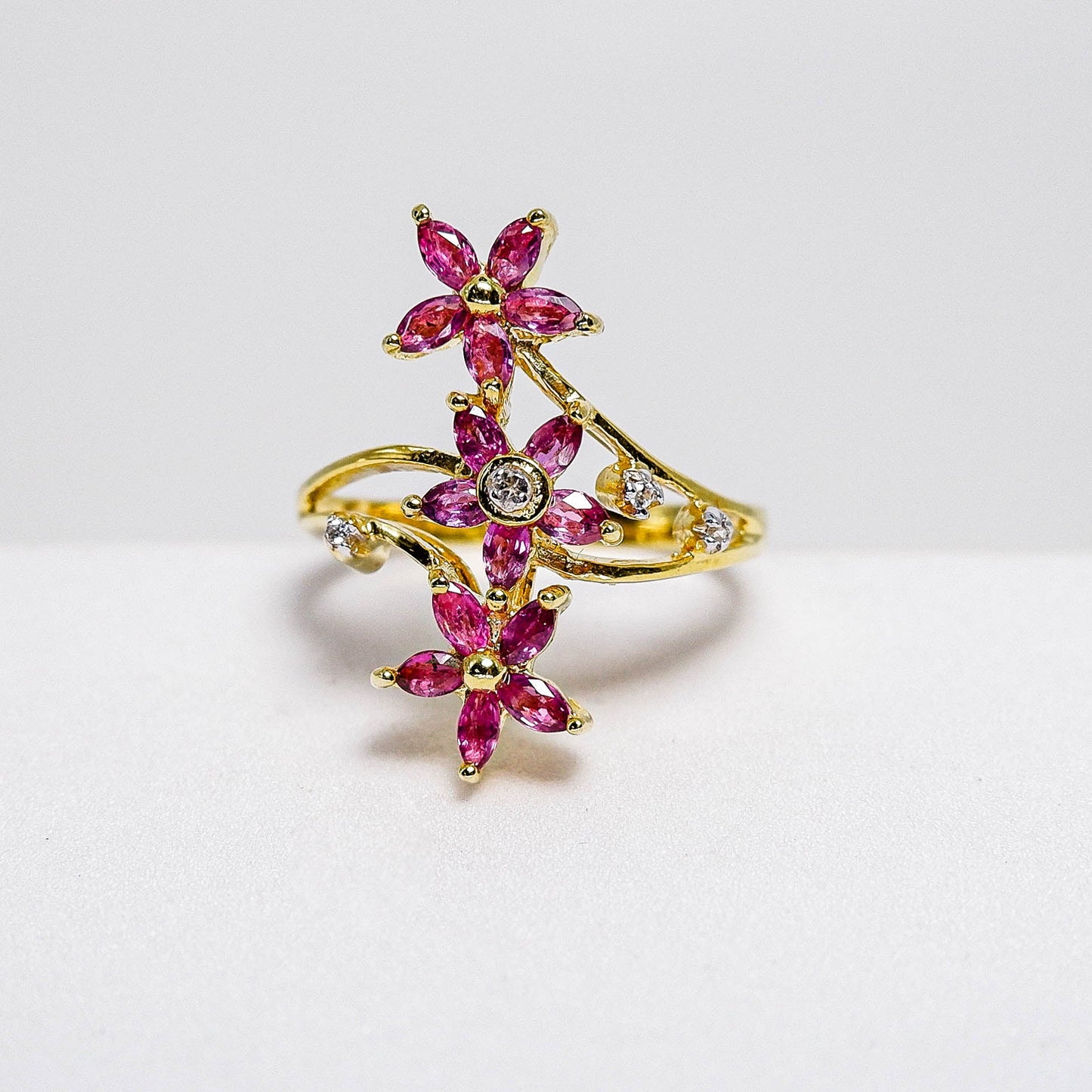 แหวนเงินแท้ 925 ฝังพลอย ทับทิมไทย (Ruby) + เซอร์คอน (Zircon) - Thaigems