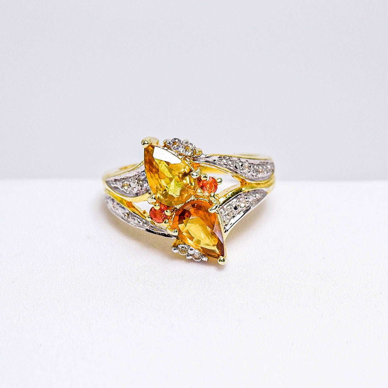 แหวนเงินแท้ 925 ฝังพลอย บุษราคัม (Yellow Sapphire) + แซฟไฟร์ (Sapphire) + ไวท์โทพาส (whitetopaz) - Thaigems