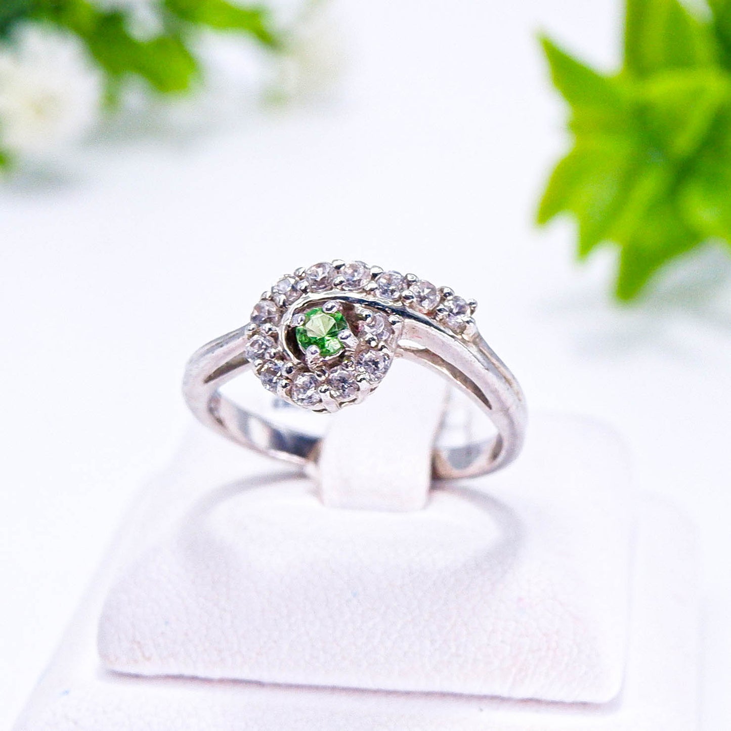 แหวนเงินแท้ 925 ฝังพลอย ซาโวไลท์ (Tsavorite) + เซอร์คอน (Zircon)