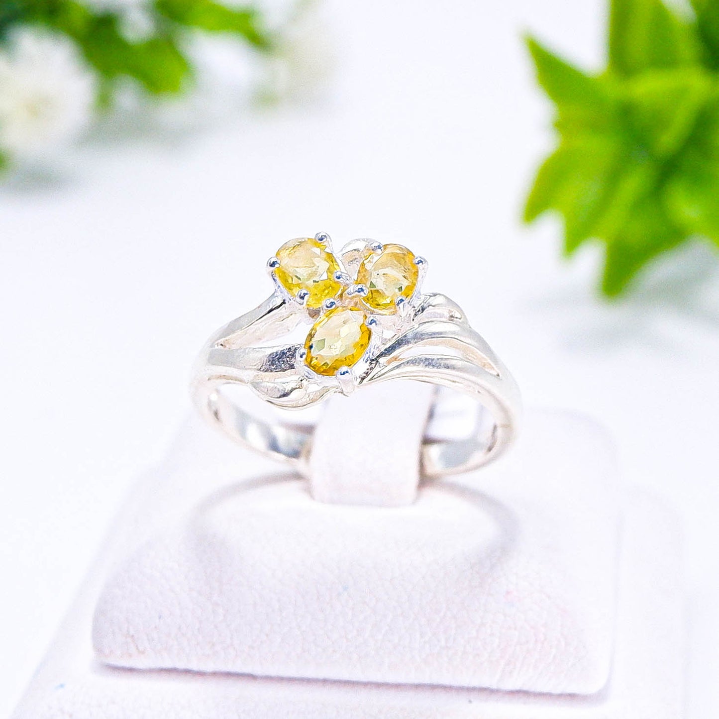 แหวนเงินแท้ 925 ฝังพลอย บุษราคัม (Yellow Sapphire)