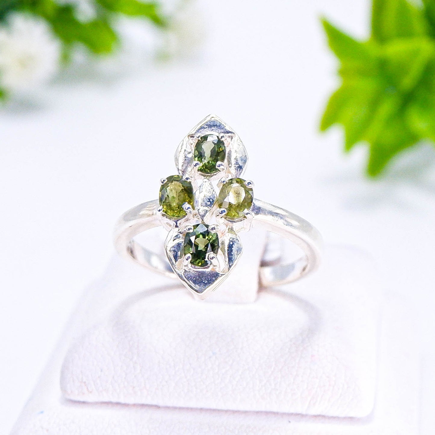 แหวนเงินแท้ 925 ฝังพลอย เขียวส่อง (green Sapphire)