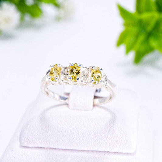 แหวนเงินแท้ 925 ฝังพลอย บุษราคัม (Yellow Sapphire) + ไวท์โทพาส (whitetopaz)