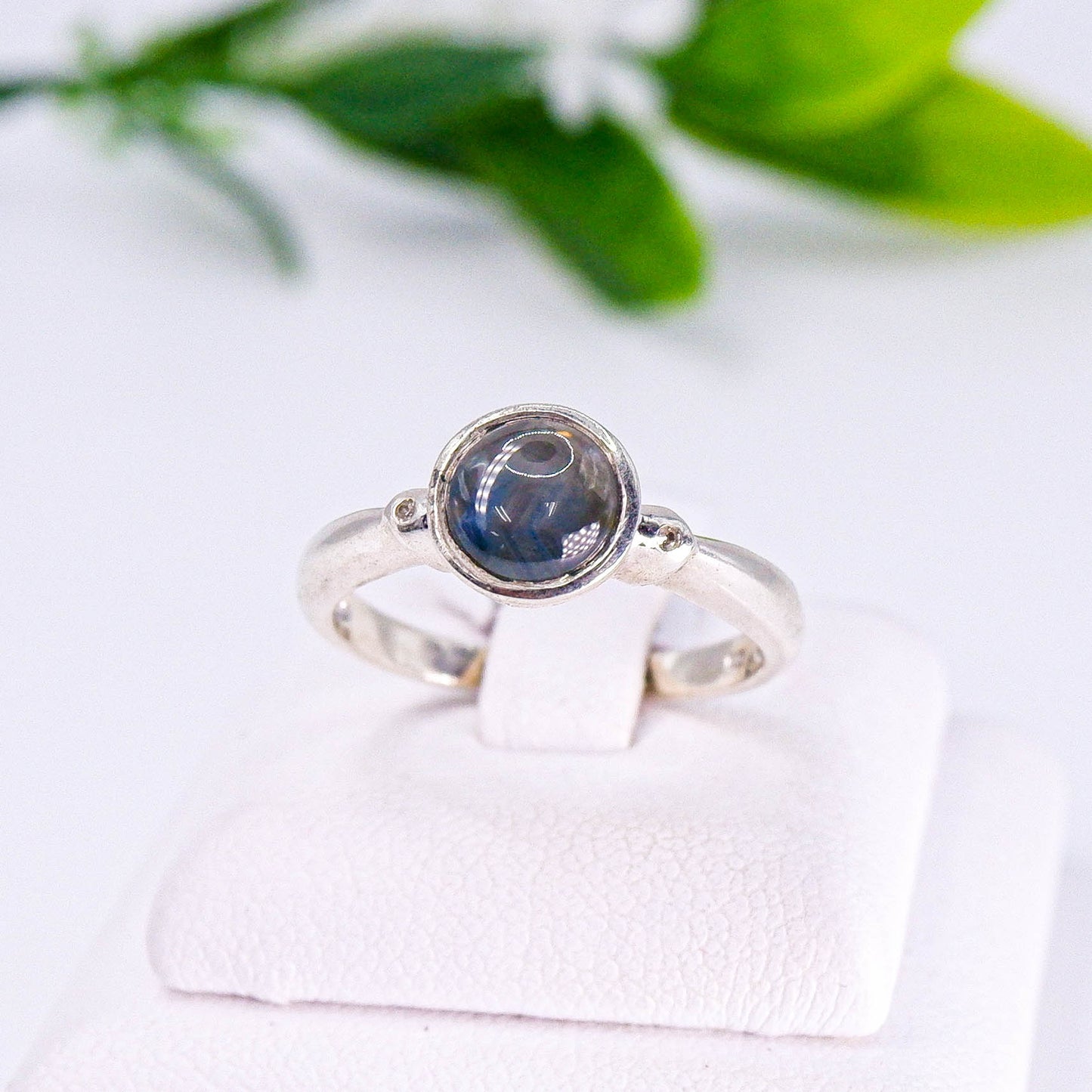 แหวนเงินแท้ 925 ฝังพลอย  สตาร์บางกะจะ (Black Star Sapphire) + เซอร์คอน (Zircon)