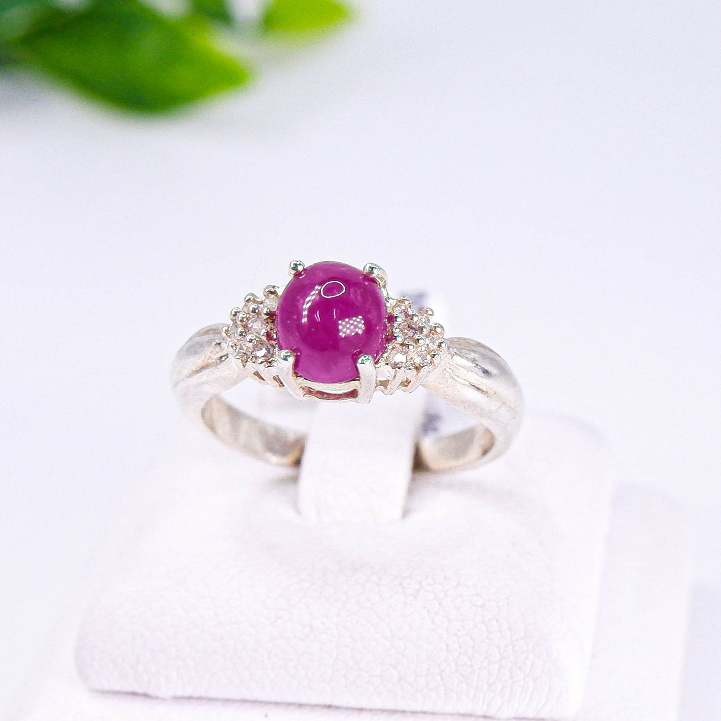 แหวนเงินแท้ 925 ฝังพลอย  ทับทิมอาฟหลังเบี้ย (African Ruby) + เซอร์คอน (Zircon)