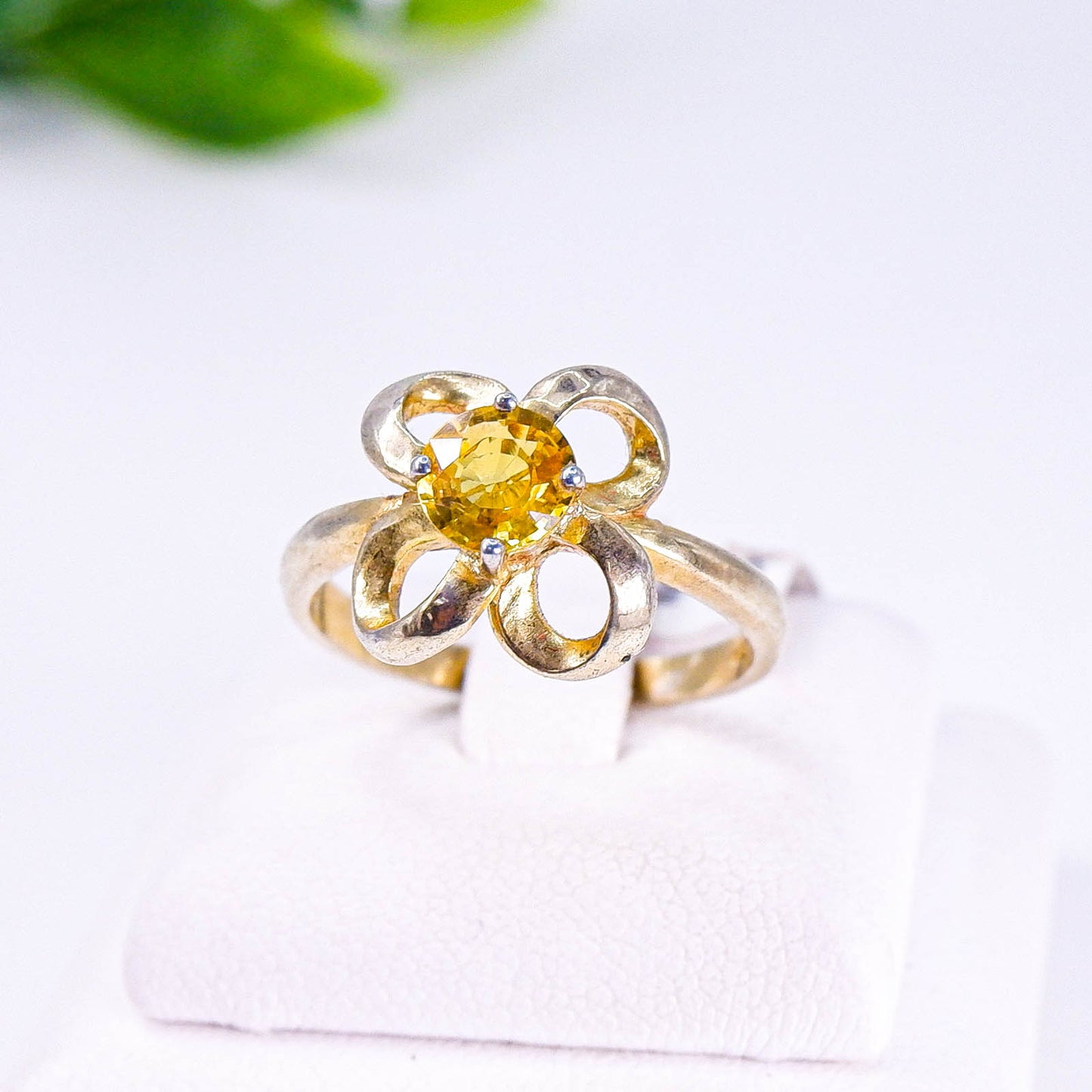 แหวนเงินแท้ 925 ฝังพลอย บุษราคัม (Yellow Sapphire)