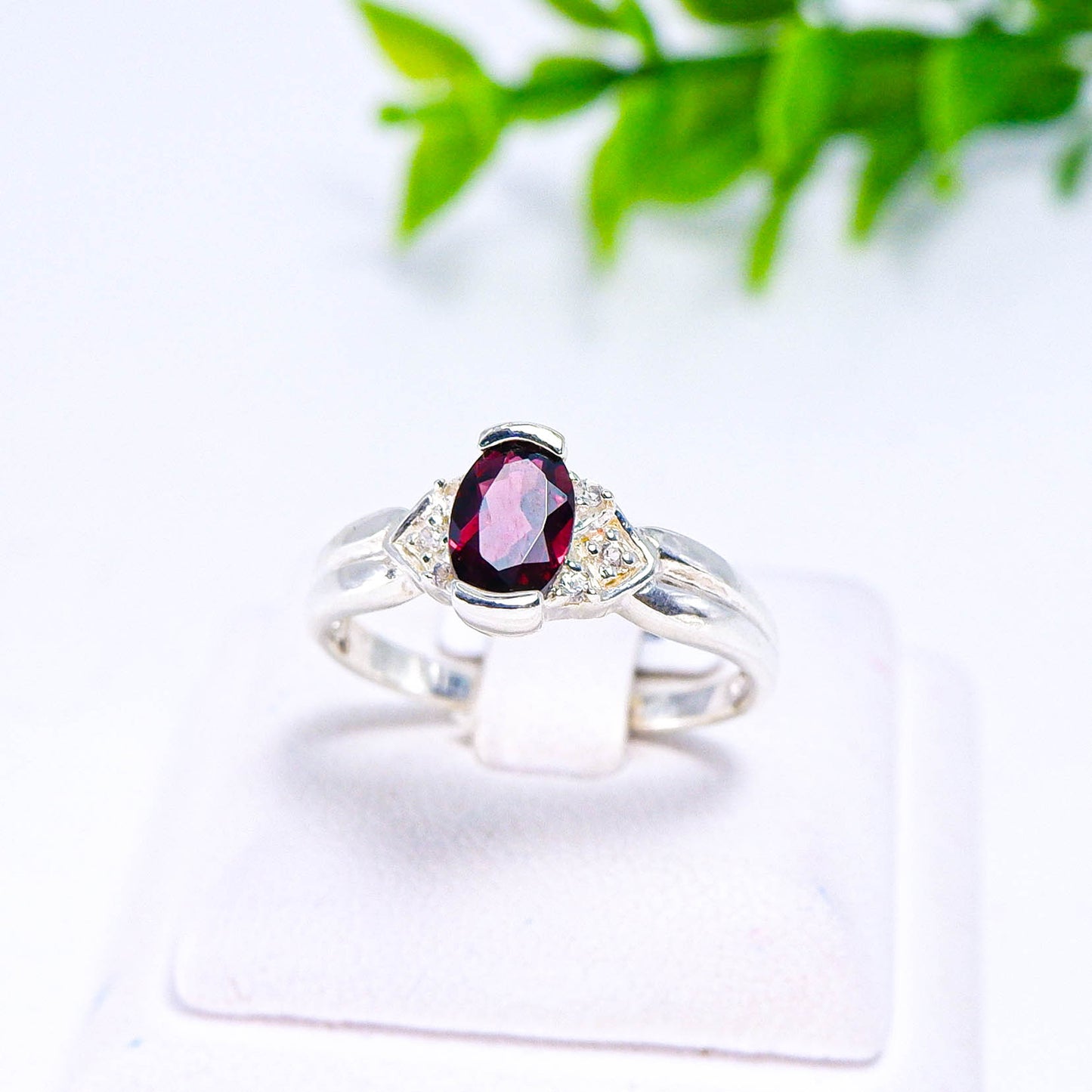 แหวนเงินแท้ 925 ฝังพลอย โรโดไลท์ (Rhodolite) + เซอร์คอน (Zircon)