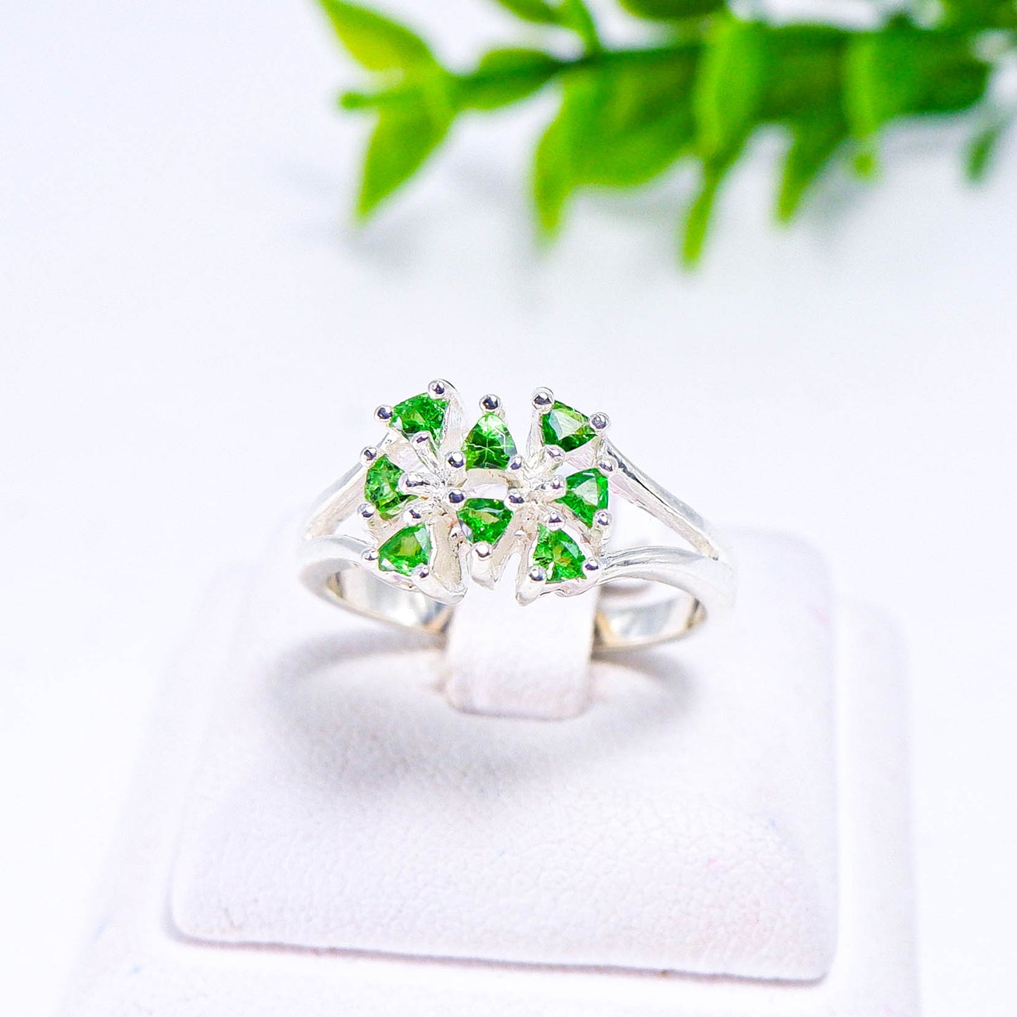 แหวนเงินแท้ 925 ฝังพลอย ซาโวไลท์ (Tsavorite)