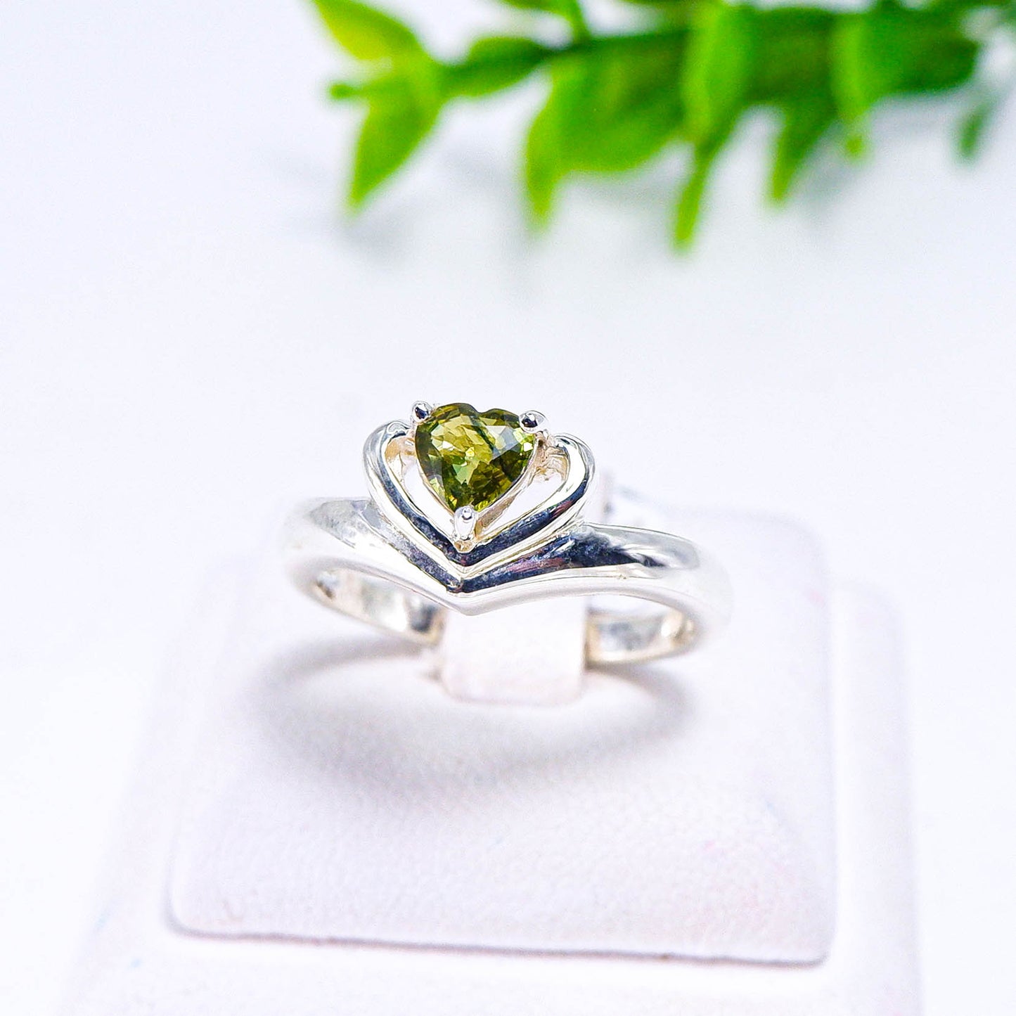 แหวนเงินแท้ 925 ฝังพลอย เขียวส่อง (green Sapphire)