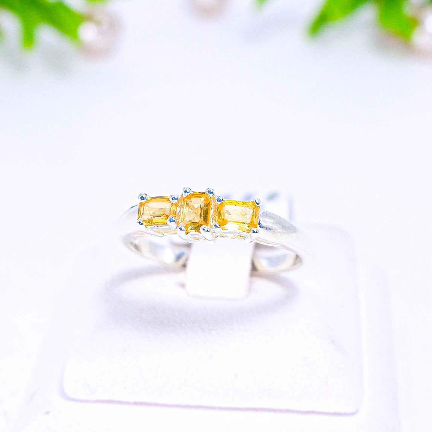 แหวนเงินแท้ 925 ฝังพลอย บุษราคัม (Yellow Sapphire)