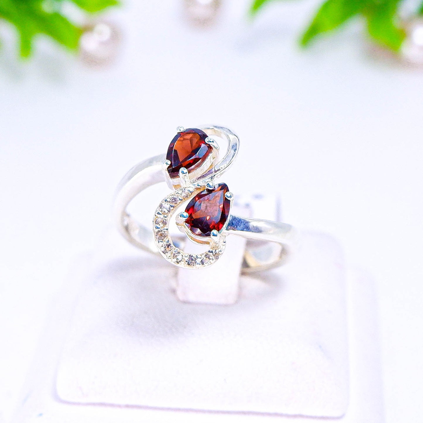 แหวนเงินแท้ 925 ฝังพลอย โกเมน (Garnet) + ไวท์โทพาส (whitetopaz)
