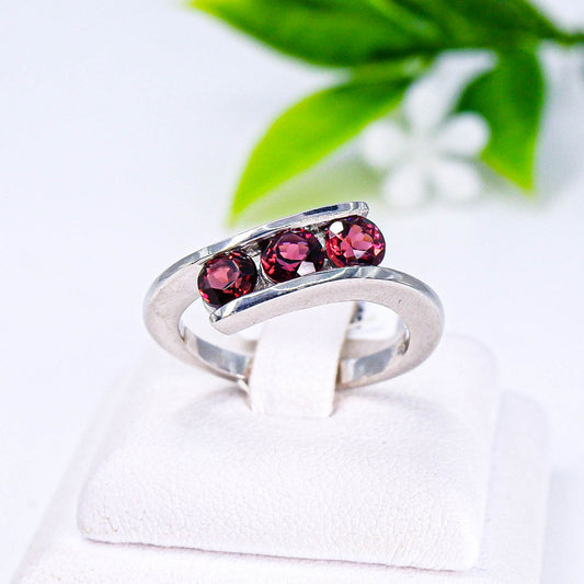 แหวนเงินแท้ 925 ฝังพลอย โรโดไลท์ (Rhodolite)