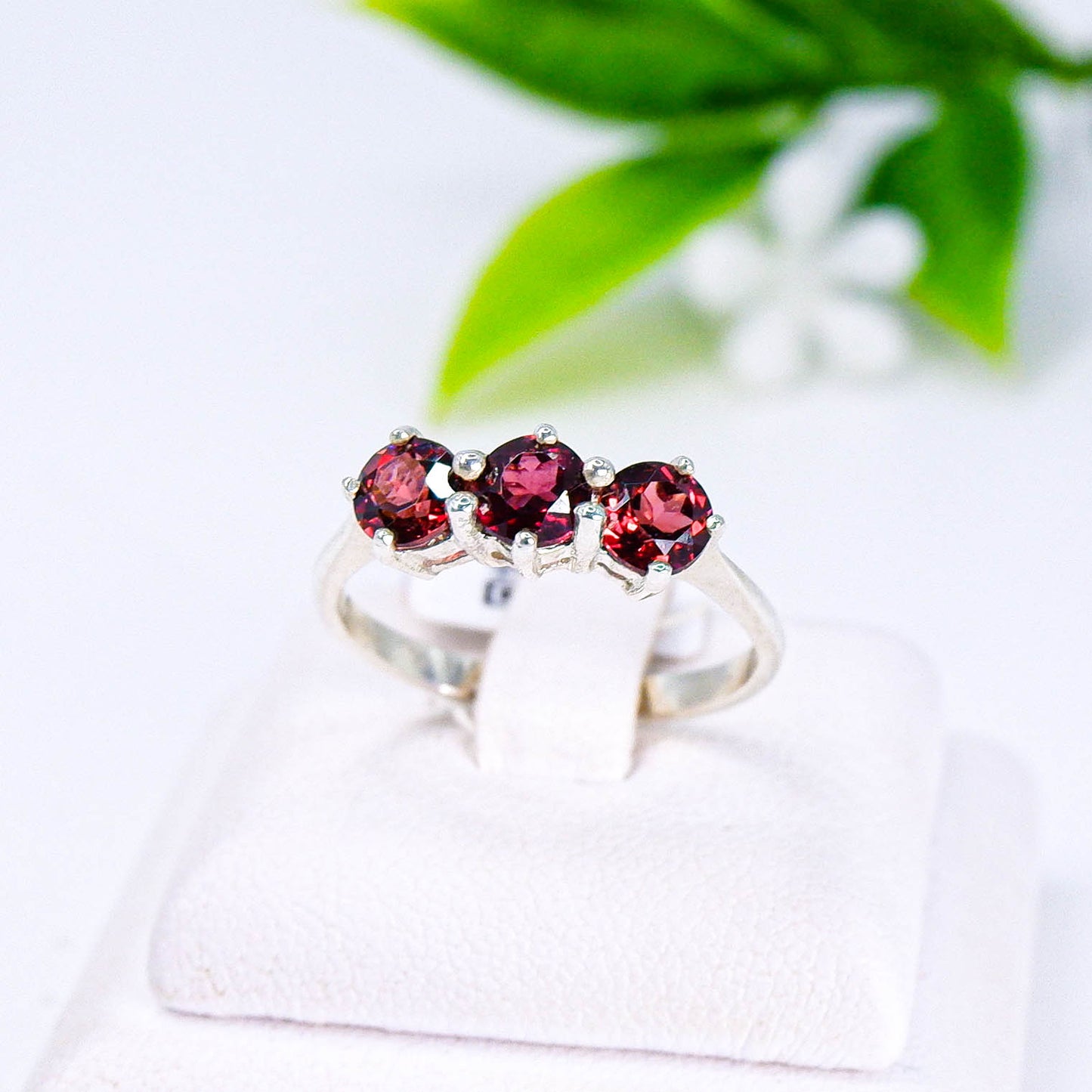 แหวนเงินแท้ 925 ฝังพลอย โรโดไลท์ (Rhodolite)