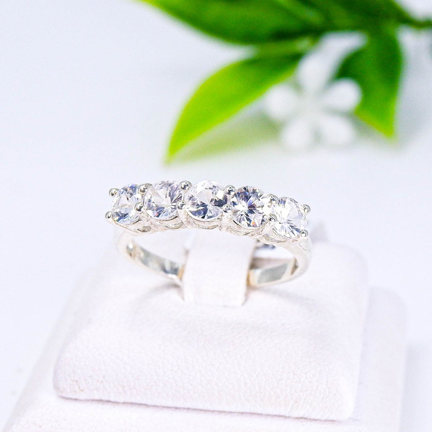 แหวนเงินแท้ 925 ฝังพลอย เพทายขาว (White Zircon)