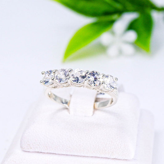 แหวนเงินแท้ 925 ฝังพลอย เพทายขาว (White Zircon)