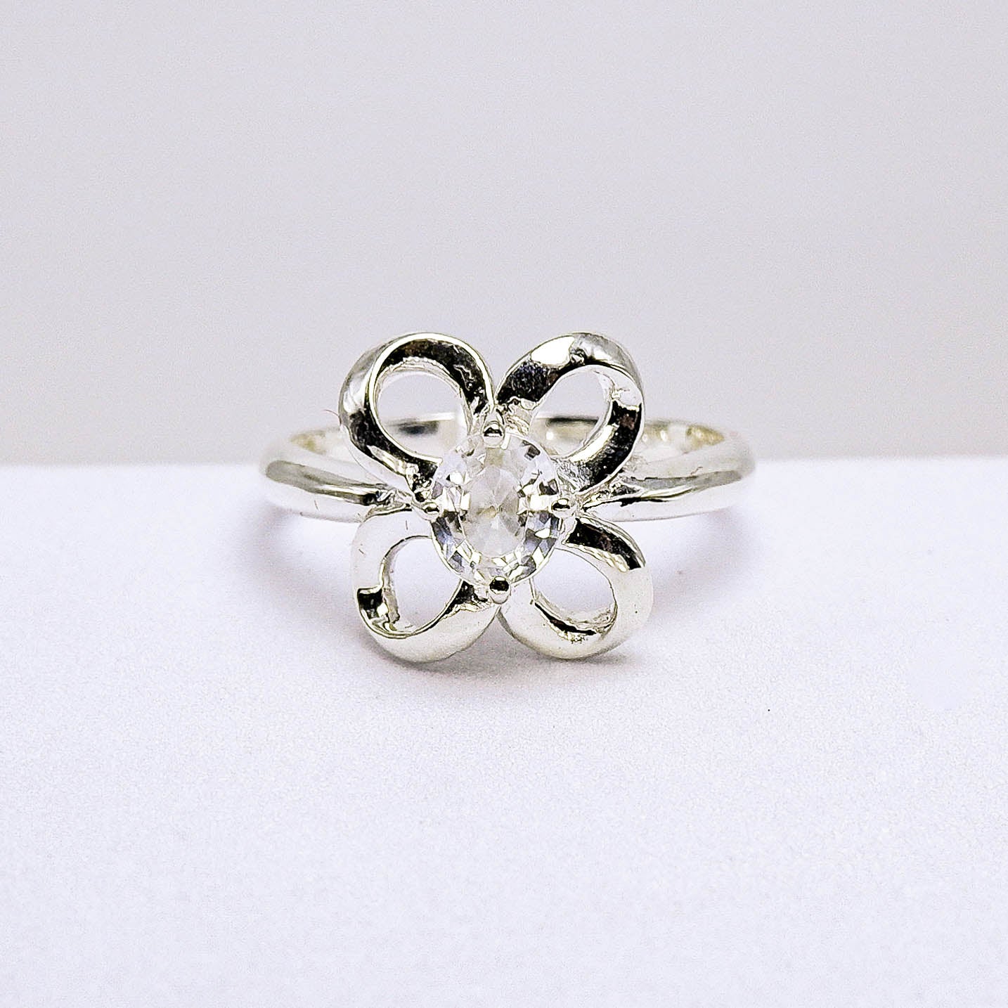 แหวนเงินแท้ 925 ฝังพลอย เพทาย (Zircon)