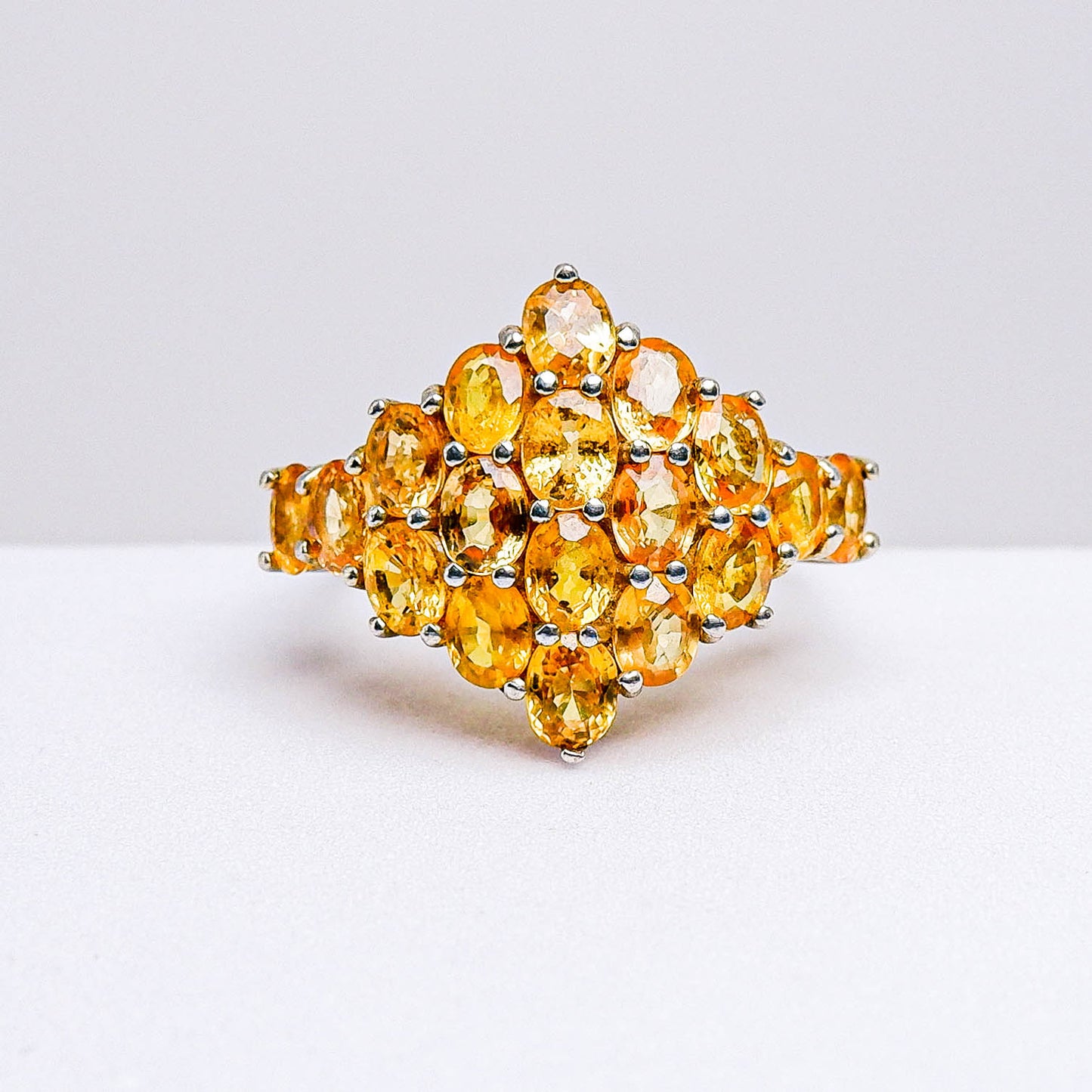 แหวนเงินแท้ 925 ฝังพลอย บุษราคัม (Yellow Sapphire)