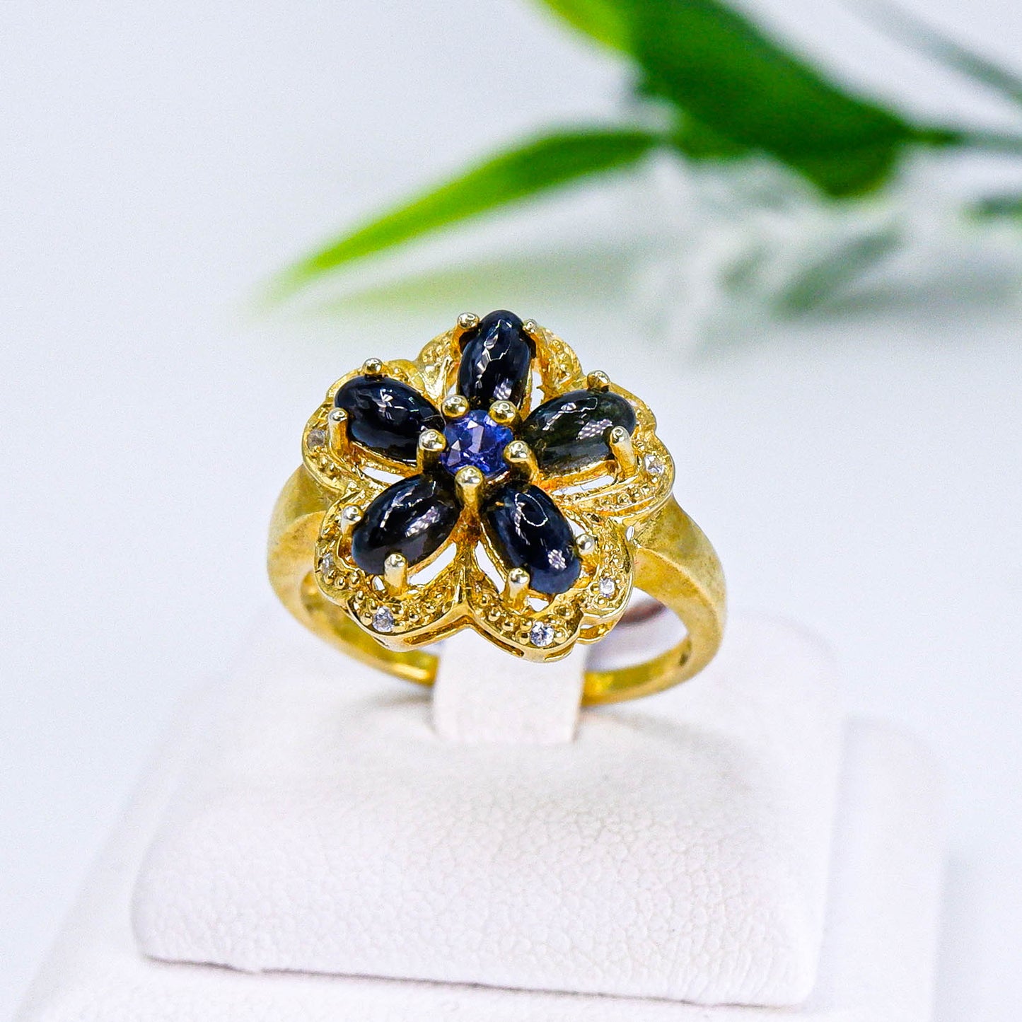 แหวนเงินแท้ 925 ฝังพลอย ไพลินหลังเบี้ย (Blue Sapphire) + เซอร์คอน (Zircon)