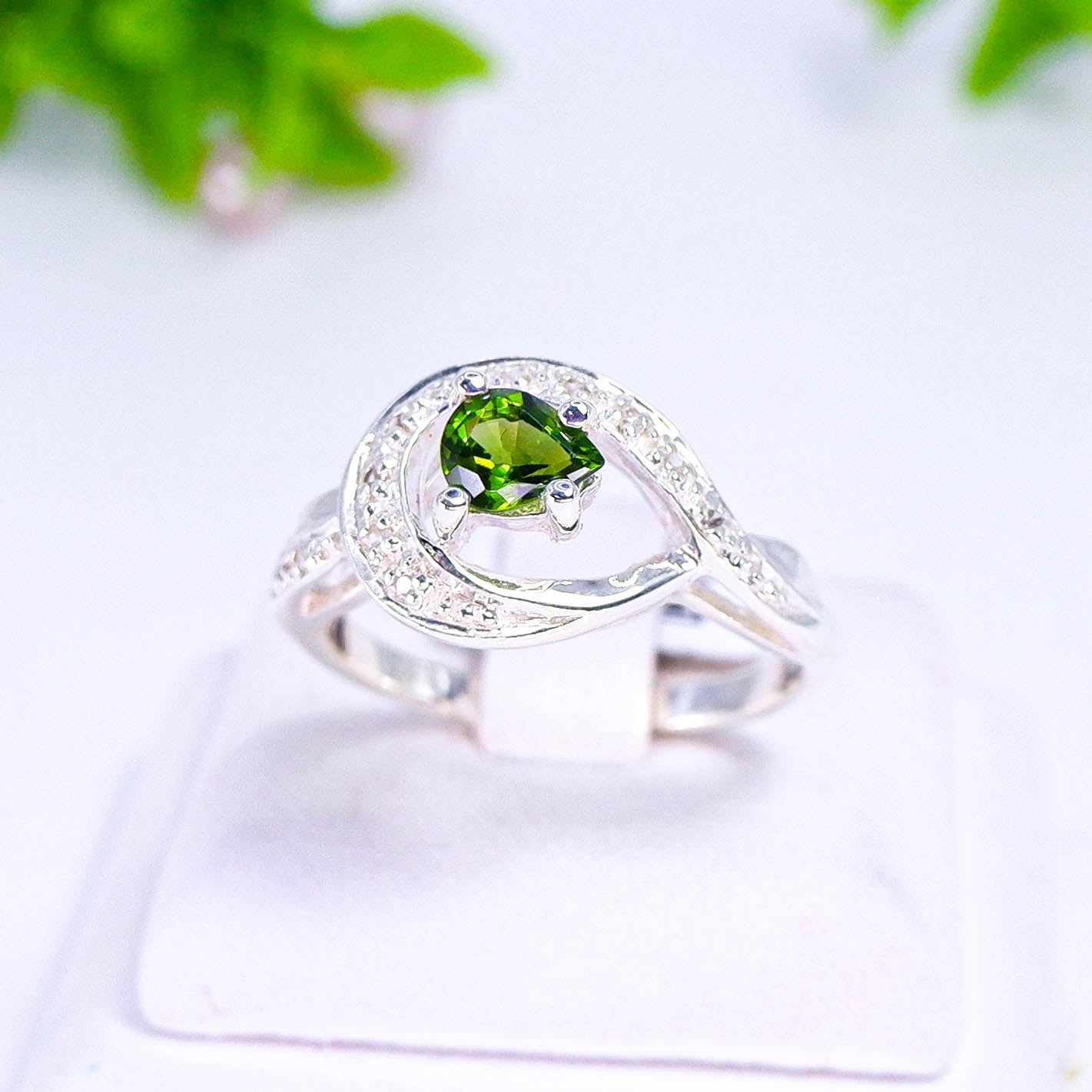 แหวนเงินแท้ 925 ฝังพลอย กรีนโคมทัวมาลีน (Green Chrome Tourmaline) + เซอร์คอน (Zircon)
