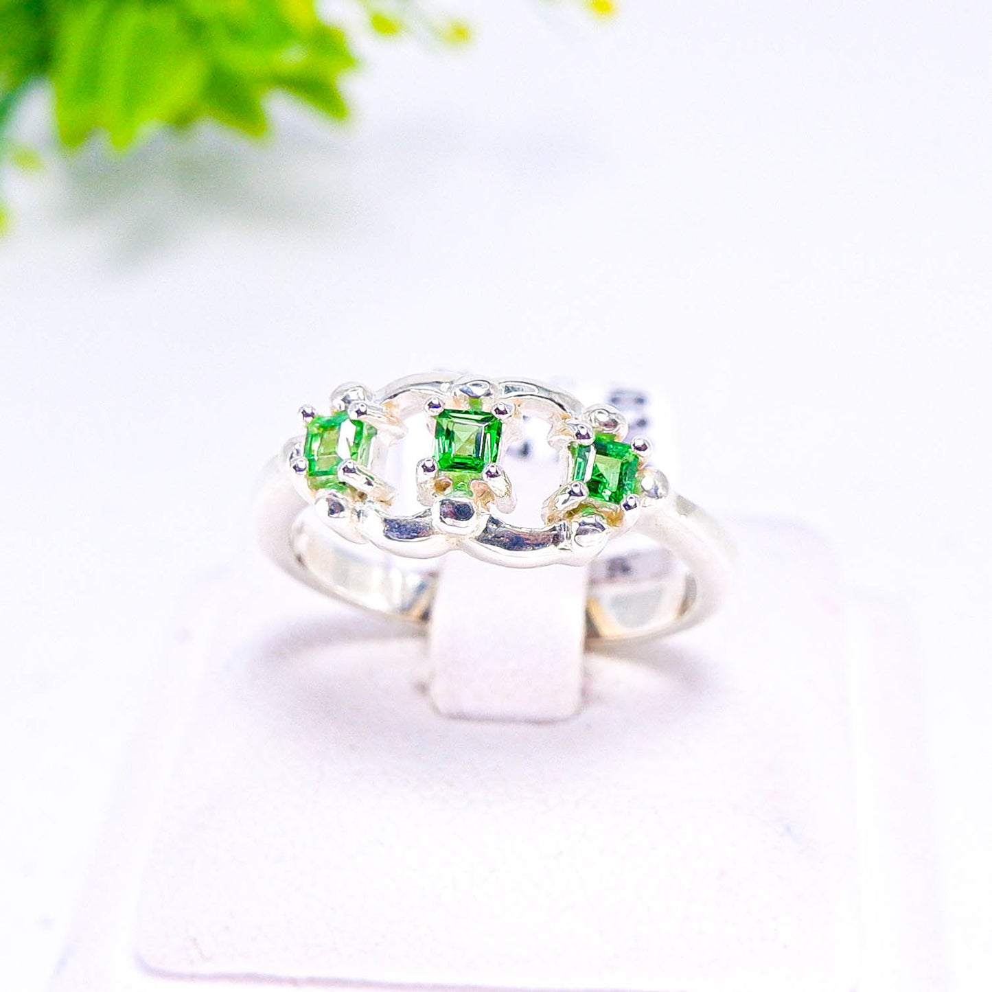แหวนเงินแท้ 925 ฝังพลอย ซาโวไลท์ (Tsavorite)