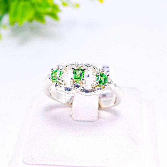 แหวนเงินแท้ 925 ฝังพลอย ซาโวไลท์ (Tsavorite)