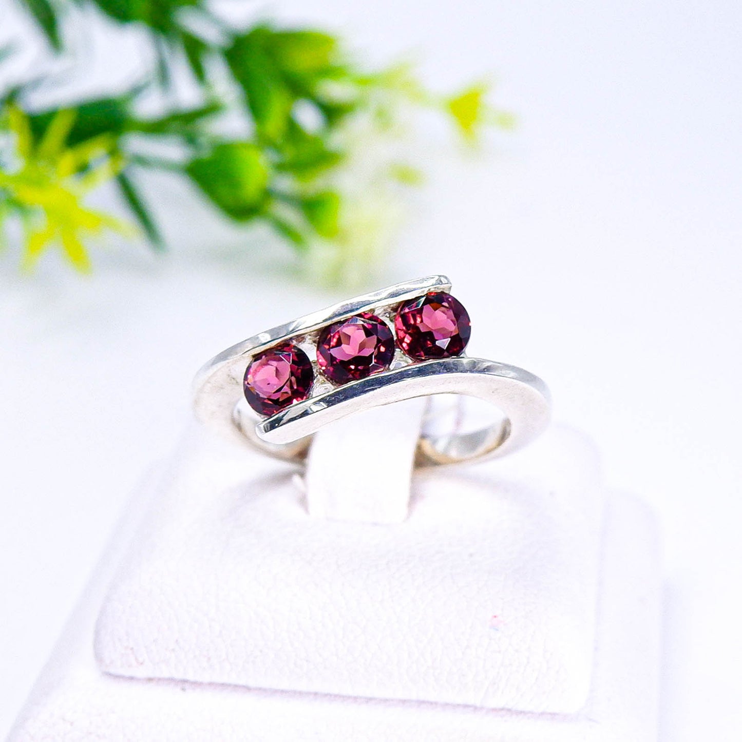 แหวนเงินแท้ 925 ฝังพลอย โรโดไลท์ (Rhodolite)