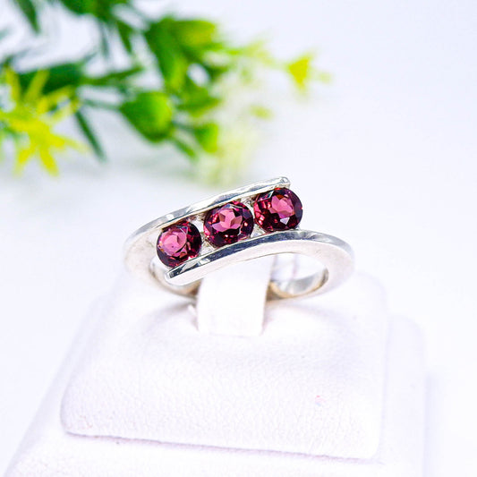 แหวนเงินแท้ 925 ฝังพลอย โรโดไลท์ (Rhodolite)