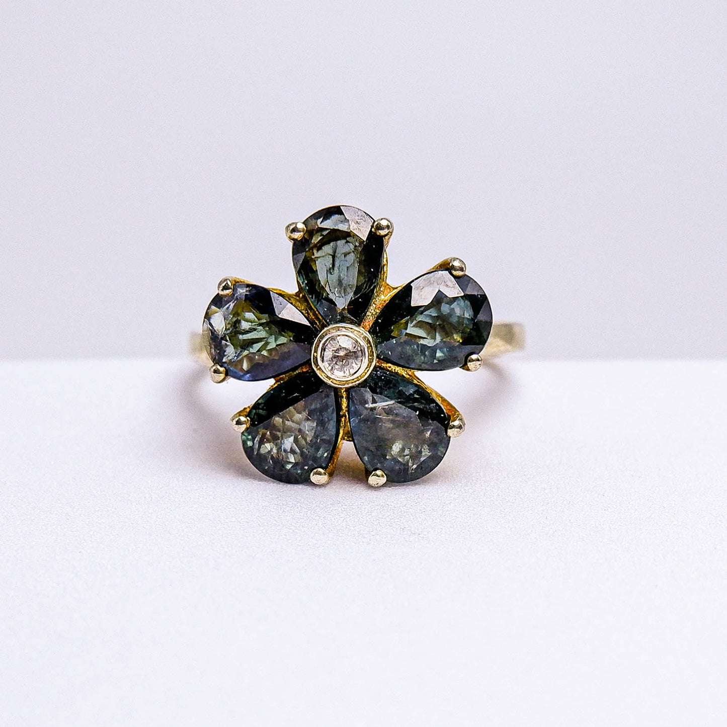 แหวนเงินแท้ 925 ฝังพลอย เขียวส่อง (ดิบ)(Unheated Green Sapphire) + ไวท์โทพาส (whitetopaz)