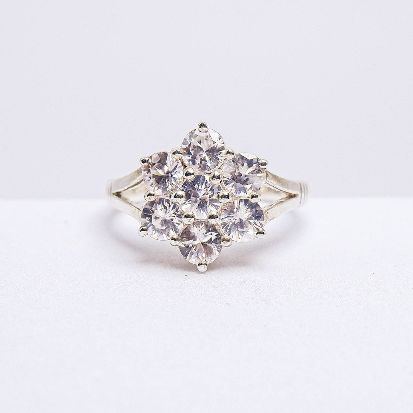 แหวนเงินแท้ 925 ฝังพลอย เพทายขาว (White Zircon)