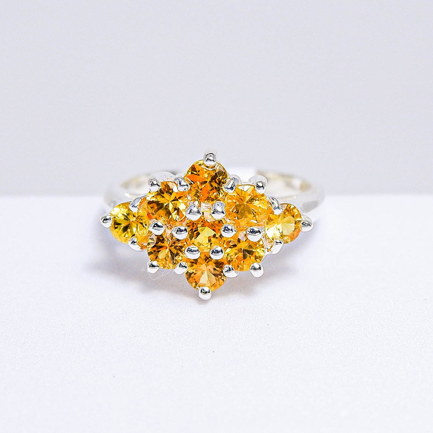แหวนเงินแท้ 925 ฝังพลอย บุษราคัม (Yellow Sapphire)
