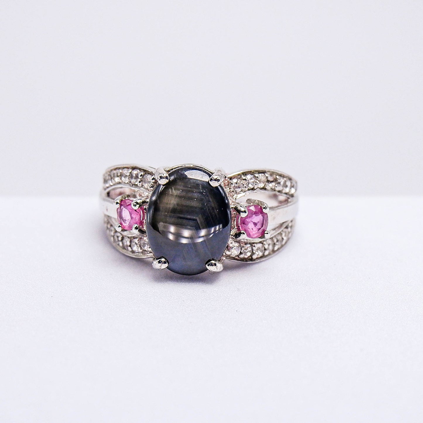 แหวนเงินแท้ 925 ฝังพลอย สตาร์ (Black Star Sapphire) + ทับทิมไทย (Siam Ruby) + เซอร์คอน (Zircon)