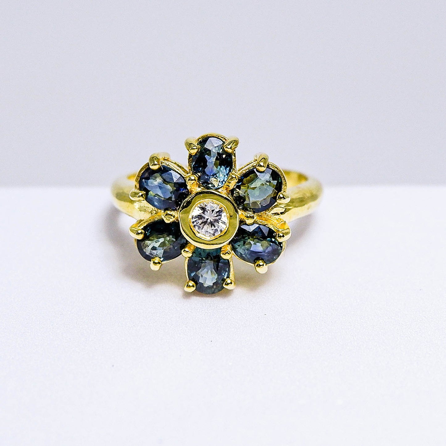 แหวนเงินแท้ 925 ฝังพลอย เขียวส่อง (green Sapphire) + เซอร์คอน (Zircon)